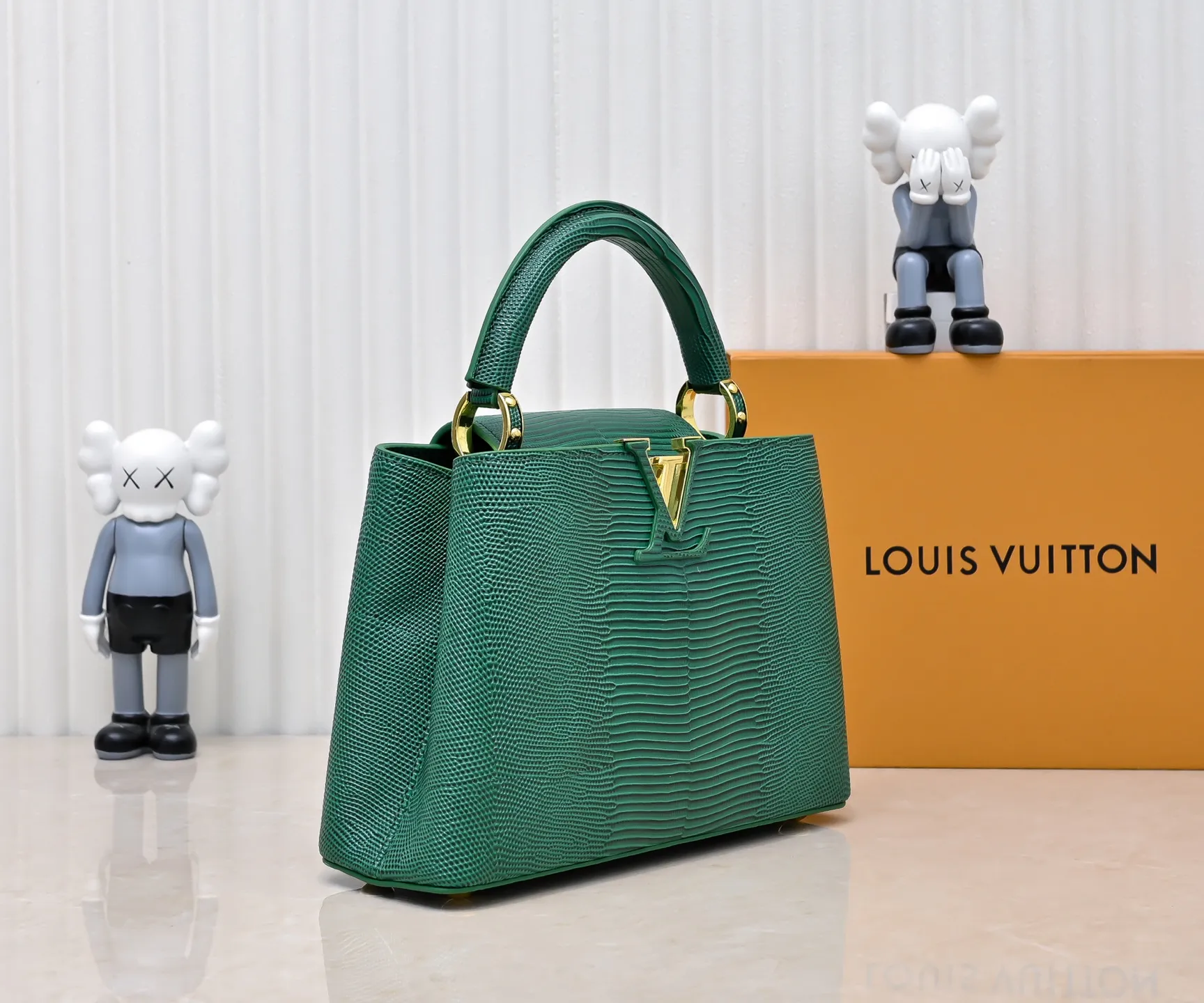Top-quality original P420 Guangzhou-made M99528 green lizard skin gold buckle CapucinesBB handbag exquisitely combines elegant lizard skin outer layer, delicate sheepskin lining and glossy metal parts. The iconic flap makes two styles fashionable. The LV logo can be read on the inside and Monogram flowers bloom on the outside. It can light up an eye-catching corner for evening occasions and add a personalized atmosphere to the wardrobe. Shine gorgeous style in day and night occasions.  Detailed features 27 x 18 x 9 cm (length x height x width)