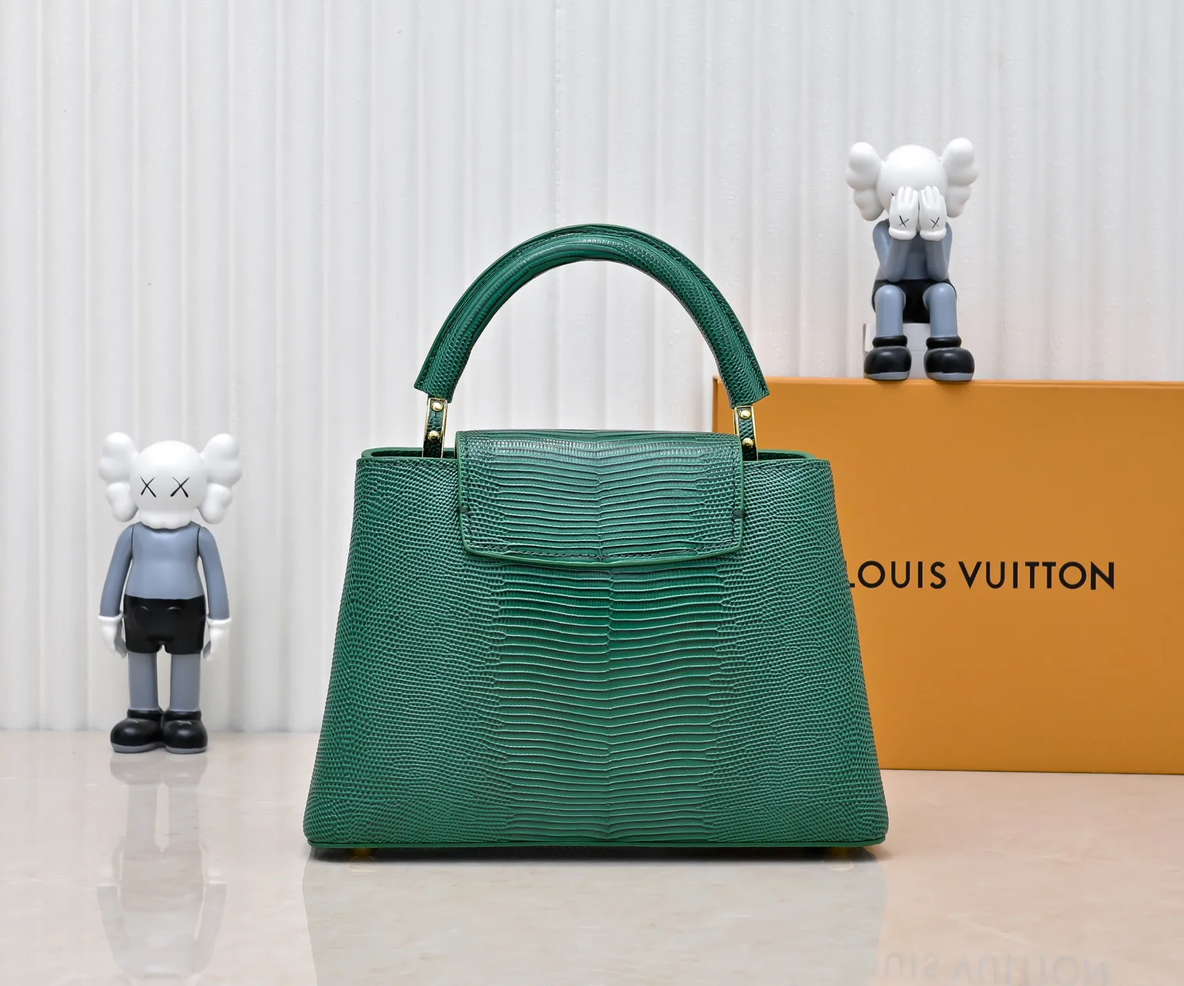 Top-quality original P420 Guangzhou-made M99528 green lizard skin gold buckle CapucinesBB handbag exquisitely combines elegant lizard skin outer layer, delicate sheepskin lining and glossy metal parts. The iconic flap makes two styles fashionable. The LV logo can be read on the inside and Monogram flowers bloom on the outside. It can light up an eye-catching corner for evening occasions and add a personalized atmosphere to the wardrobe. Shine gorgeous style in day and night occasions.  Detailed features 27 x 18 x 9 cm (length x height x width)