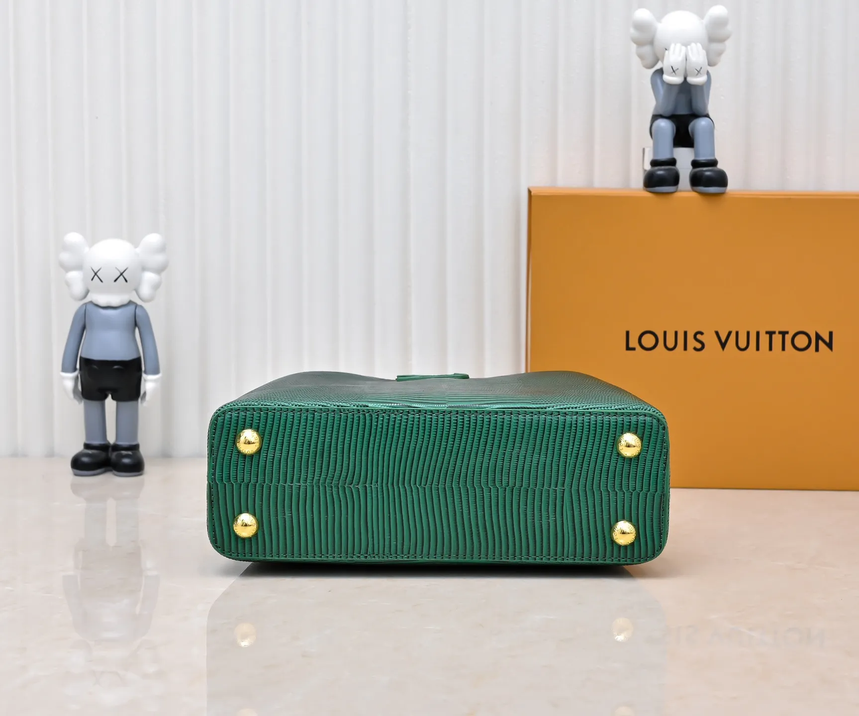 Top-quality original P420 Guangzhou-made M99528 green lizard skin gold buckle CapucinesBB handbag exquisitely combines elegant lizard skin outer layer, delicate sheepskin lining and glossy metal parts. The iconic flap makes two styles fashionable. The LV logo can be read on the inside and Monogram flowers bloom on the outside. It can light up an eye-catching corner for evening occasions and add a personalized atmosphere to the wardrobe. Shine gorgeous style in day and night occasions.  Detailed features 27 x 18 x 9 cm (length x height x width)