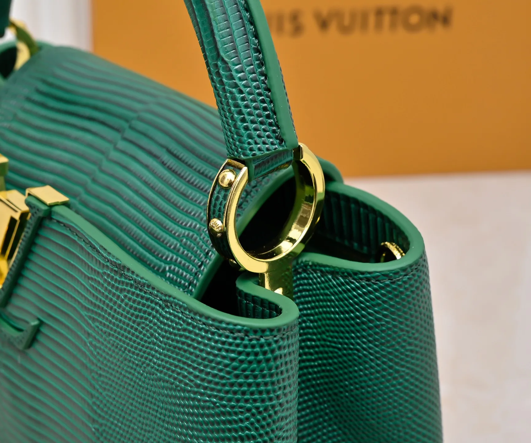 Top-quality original P420 Guangzhou-made M99528 green lizard skin gold buckle CapucinesBB handbag exquisitely combines elegant lizard skin outer layer, delicate sheepskin lining and glossy metal parts. The iconic flap makes two styles fashionable. The LV logo can be read on the inside and Monogram flowers bloom on the outside. It can light up an eye-catching corner for evening occasions and add a personalized atmosphere to the wardrobe. Shine gorgeous style in day and night occasions.  Detailed features 27 x 18 x 9 cm (length x height x width)