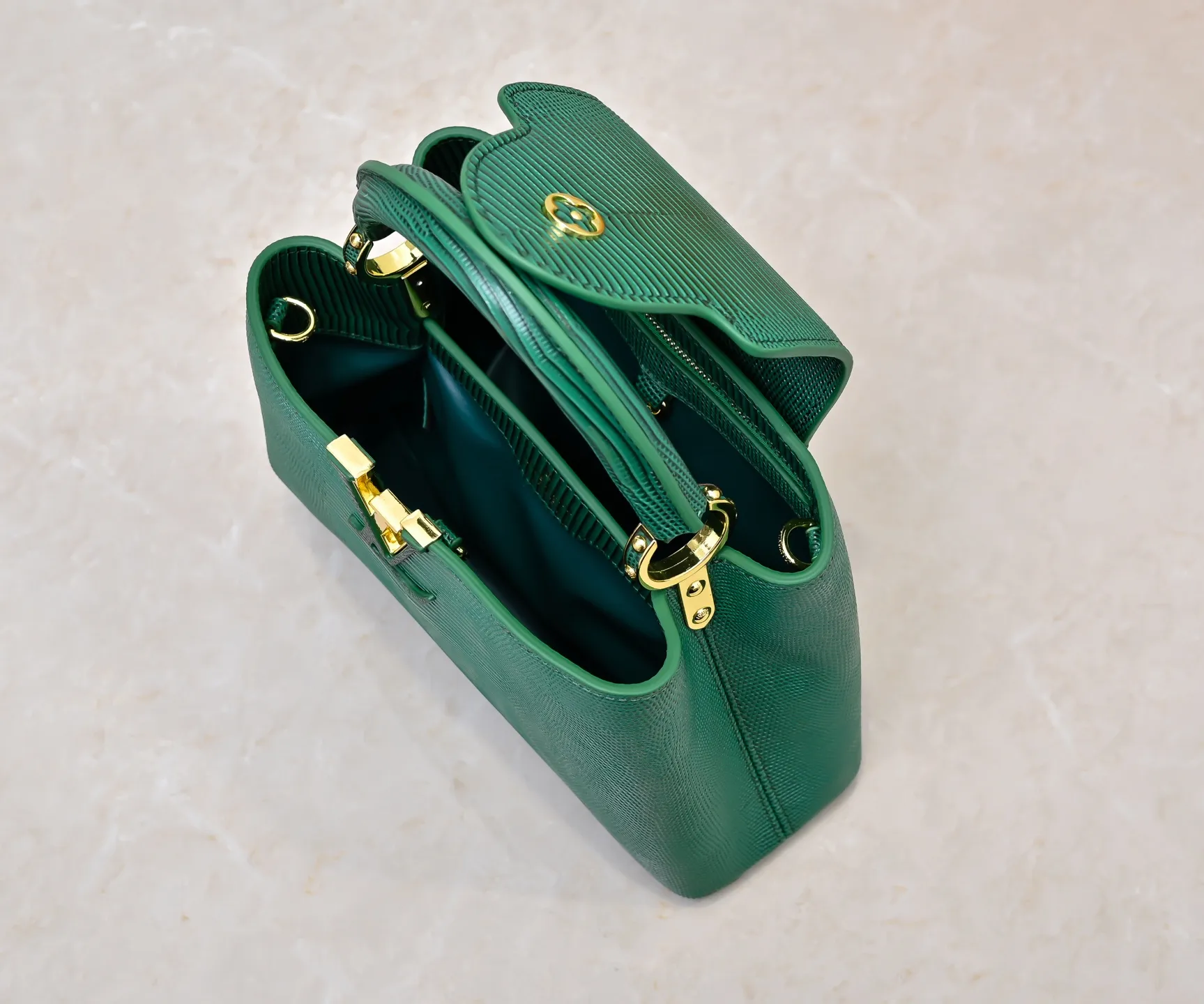 Top-quality original P420 Guangzhou-made M99528 green lizard skin gold buckle CapucinesBB handbag exquisitely combines elegant lizard skin outer layer, delicate sheepskin lining and glossy metal parts. The iconic flap makes two styles fashionable. The LV logo can be read on the inside and Monogram flowers bloom on the outside. It can light up an eye-catching corner for evening occasions and add a personalized atmosphere to the wardrobe. Shine gorgeous style in day and night occasions.  Detailed features 27 x 18 x 9 cm (length x height x width)