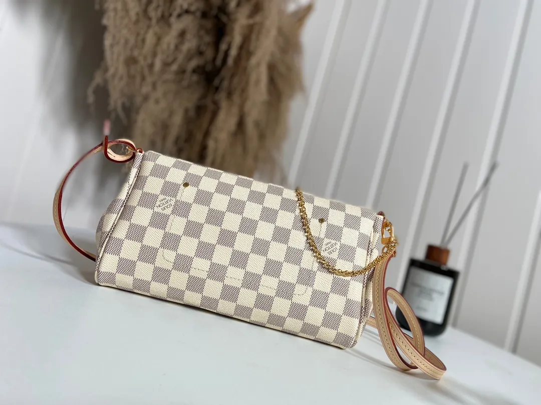 💰720 Top Original M41275 White Check ✨A small and lightweight handbag made of Monogram canvas. It is a classic style that you can carry for any occasion. The magnet adsorption buckle is more convenient to use. Customized pure bronze hardware, 100% original tree paste leather imported from Italy, size 28×17×4cm