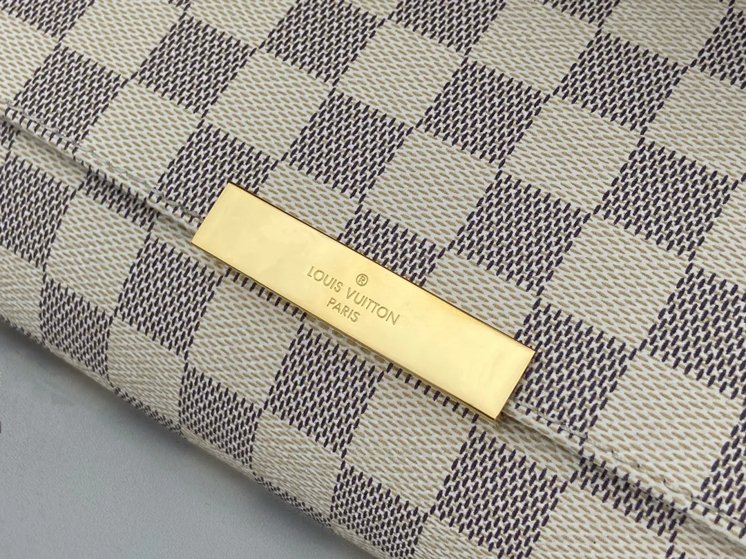 💰720 Top Original M41275 White Check ✨A small and lightweight handbag made of Monogram canvas. It is a classic style that you can carry for any occasion. The magnet adsorption buckle is more convenient to use. Customized pure bronze hardware, 100% original tree paste leather imported from Italy, size 28×17×4cm