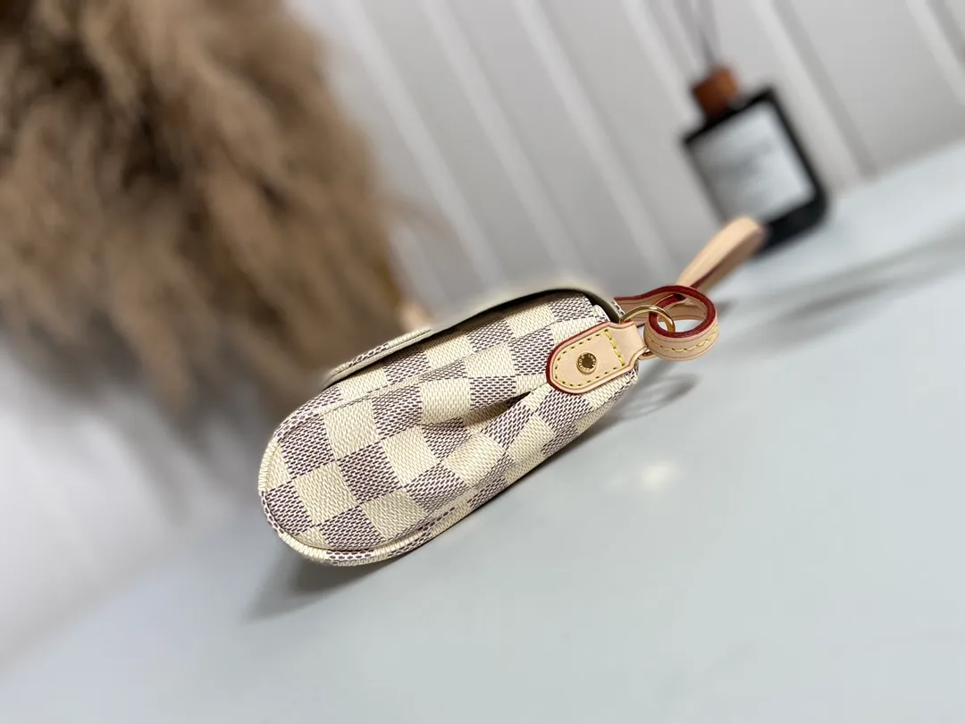 💰720 Top Original M41275 White Check ✨A small and lightweight handbag made of Monogram canvas. It is a classic style that you can carry for any occasion. The magnet adsorption buckle is more convenient to use. Customized pure bronze hardware, 100% original tree paste leather imported from Italy, size 28×17×4cm
