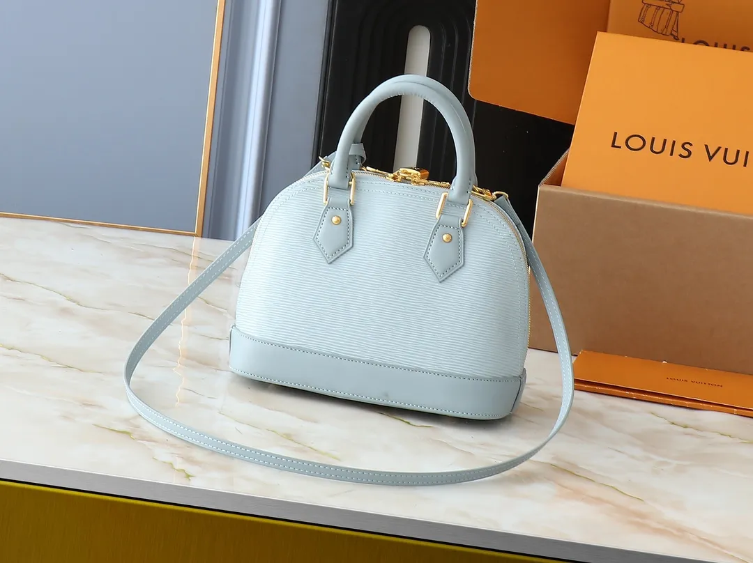 💰300💰Upgraded from the original M13670 M14197 M53152. This Alma BB handbag appears in the Louis Vuitton Top handles, a removable shoulder strap and a dazzling padlock complete the Art Deco design. Dimensions: 23.5 x 17.5 x 11.5 cm (length x height x width)