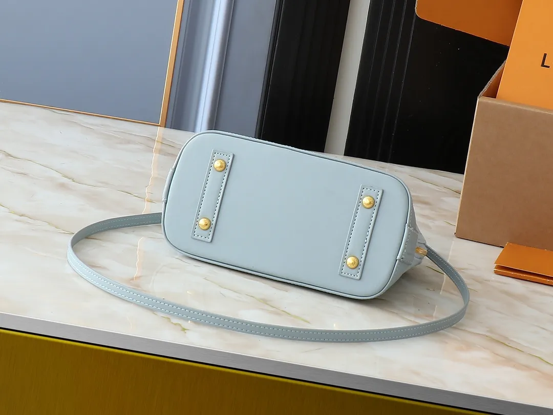💰300💰Upgraded from the original M13670 M14197 M53152. This Alma BB handbag appears in the Louis Vuitton Top handles, a removable shoulder strap and a dazzling padlock complete the Art Deco design. Dimensions: 23.5 x 17.5 x 11.5 cm (length x height x width)