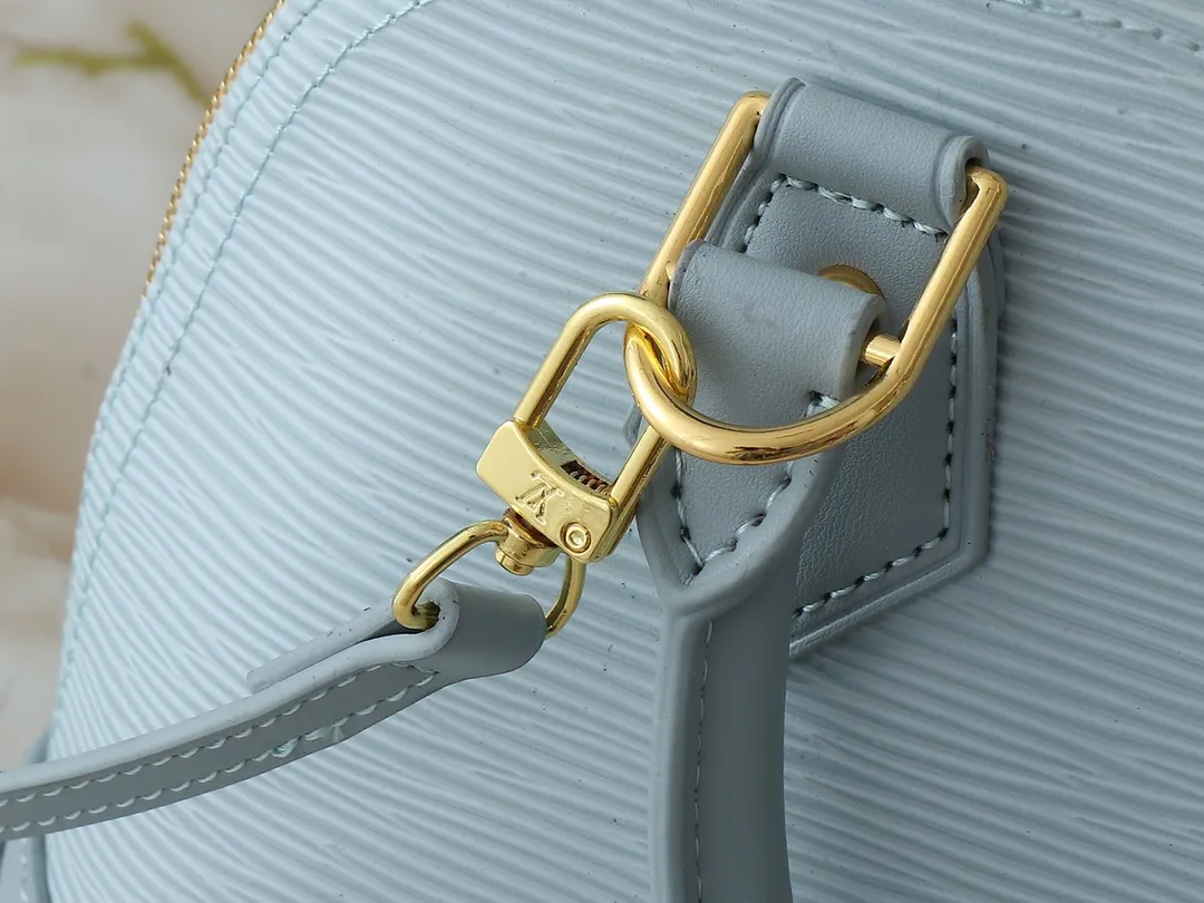💰300💰Upgraded from the original M13670 M14197 M53152. This Alma BB handbag appears in the Louis Vuitton Top handles, a removable shoulder strap and a dazzling padlock complete the Art Deco design. Dimensions: 23.5 x 17.5 x 11.5 cm (length x height x width)