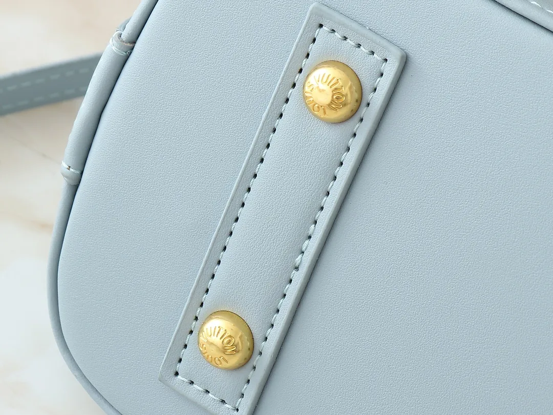 💰300💰Upgraded from the original M13670 M14197 M53152. This Alma BB handbag appears in the Louis Vuitton Top handles, a removable shoulder strap and a dazzling padlock complete the Art Deco design. Dimensions: 23.5 x 17.5 x 11.5 cm (length x height x width)