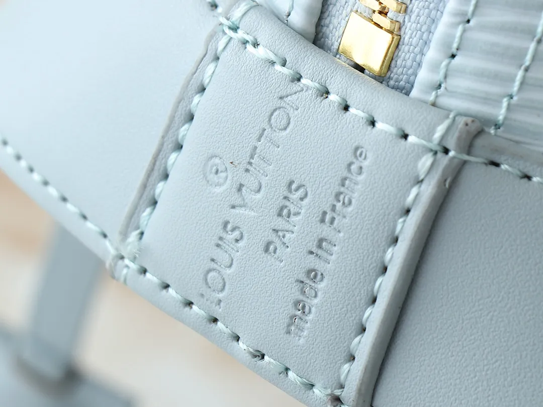 💰300💰Upgraded from the original M13670 M14197 M53152. This Alma BB handbag appears in the Louis Vuitton Top handles, a removable shoulder strap and a dazzling padlock complete the Art Deco design. Dimensions: 23.5 x 17.5 x 11.5 cm (length x height x width)