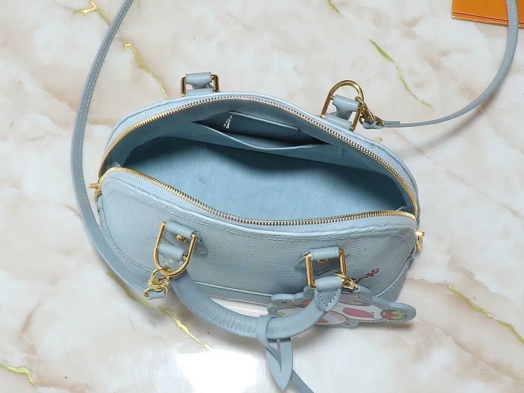 💰300💰Upgraded from the original M13670 M14197 M53152. This Alma BB handbag appears in the Louis Vuitton Top handles, a removable shoulder strap and a dazzling padlock complete the Art Deco design. Dimensions: 23.5 x 17.5 x 11.5 cm (length x height x width)