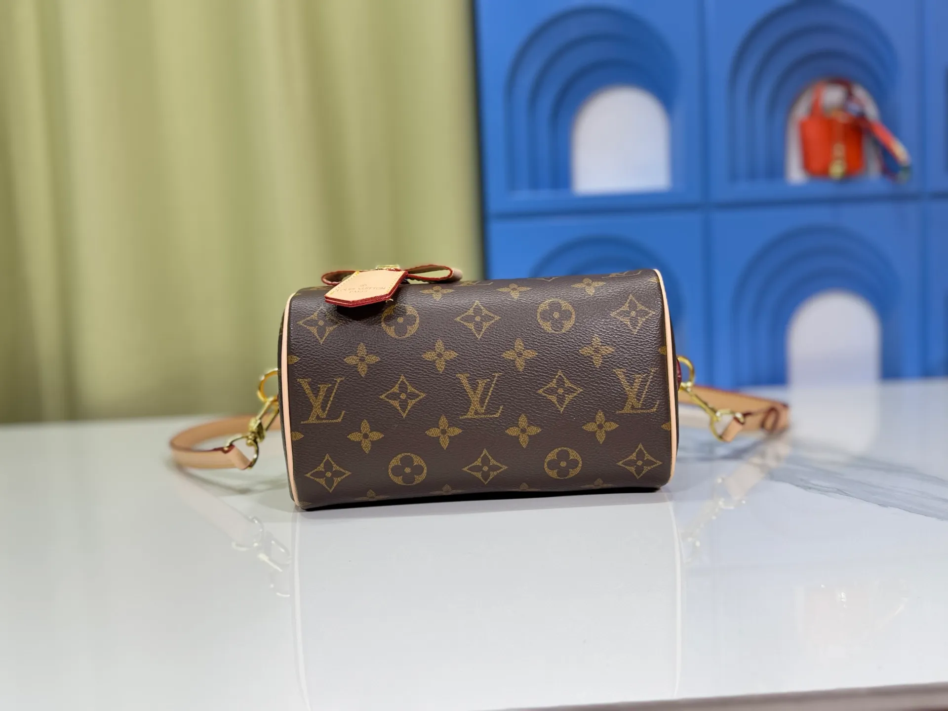 P260 Upgraded from the original version, this M46234 M46222 Speedy Bandoulière 20 handbag is made of soft coated canvas, with the full-length Monogram pattern traced in colorful rainbow tones, highlighting the smart style of the Louis Vuitton x Murakami reissue series. The Toron handle and detachable shoulder strap are constructed of cow leather, the metal corners recall classic luggage elements, and the bow-shaped key bag and padlock add brand touches. Dimensions: 20.5 x 13.5 x 12.0 cm (length x height x width)