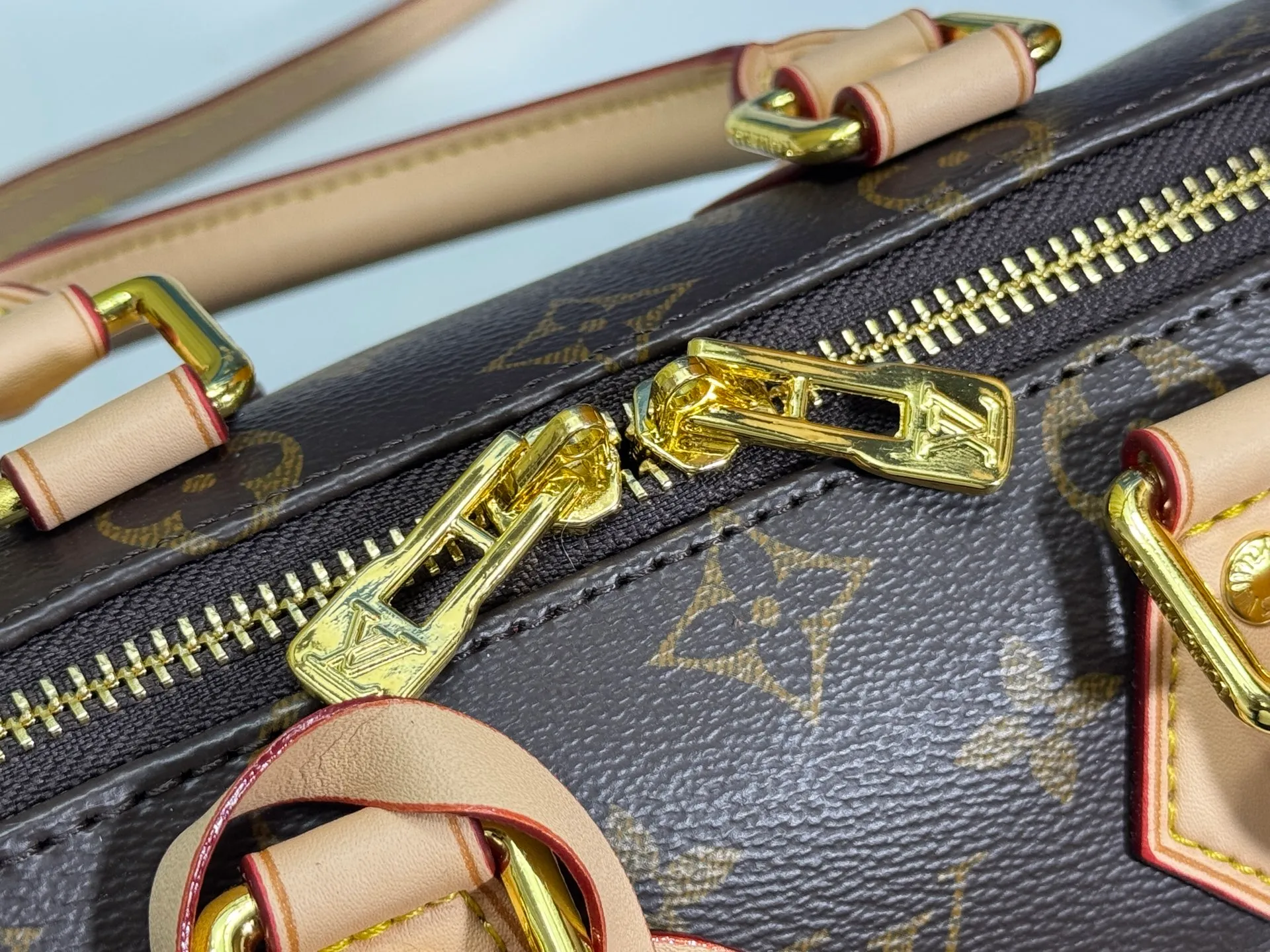 P260 Upgraded from the original version, this M46234 M46222 Speedy Bandoulière 20 handbag is made of soft coated canvas, with the full-length Monogram pattern traced in colorful rainbow tones, highlighting the smart style of the Louis Vuitton x Murakami reissue series. The Toron handle and detachable shoulder strap are constructed of cow leather, the metal corners recall classic luggage elements, and the bow-shaped key bag and padlock add brand touches. Dimensions: 20.5 x 13.5 x 12.0 cm (length x height x width)