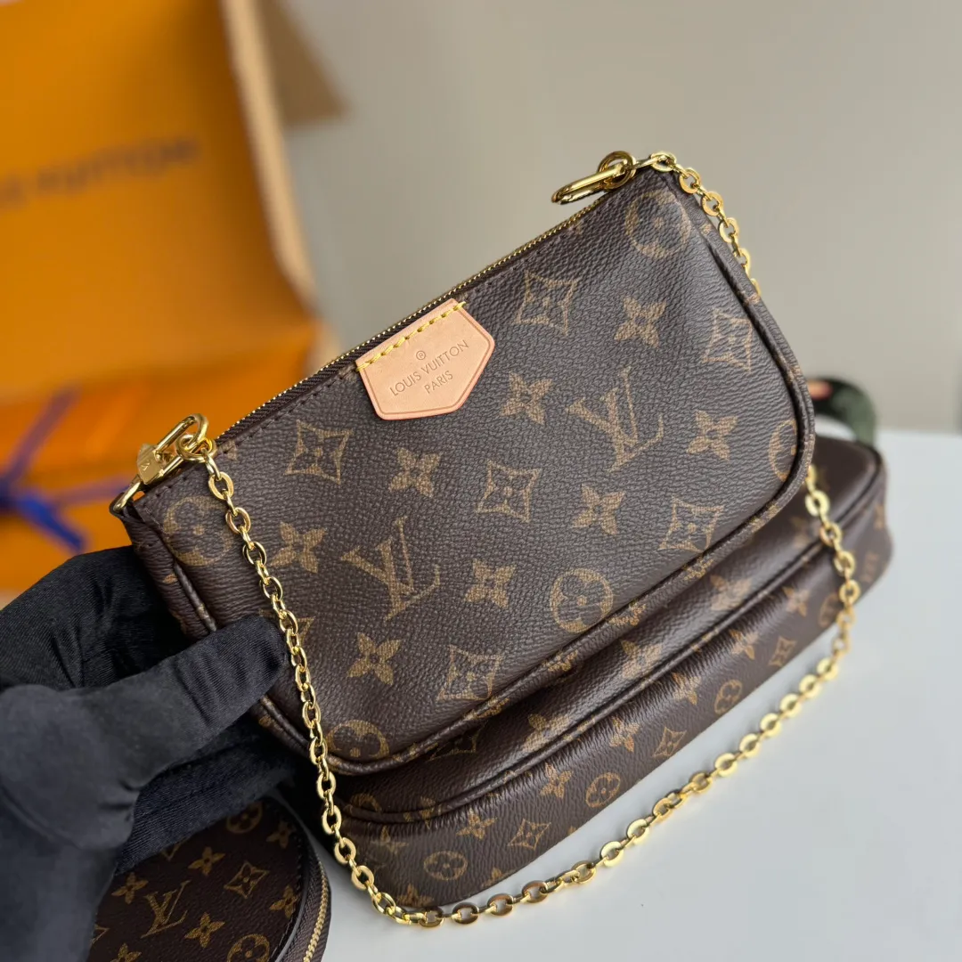 p1660 [Configuration counter MB complete package] 𝙈𝙐𝙇𝙏𝙄 𝙋𝙊𝘾𝙃𝙀𝙏𝙏𝙀 Three-in-one M44813 chip/original leather/all steel hardware Size: 24*13.5*4cm Classic and iconic ✅presbyopia material with discolored leather, multiple compartment design, known as "three-in-one", one bag can be used in multiple ways, and it is also a concave-shaped artifact. The chain can be removed and used as a small bag. We use the raw materials of the original leather, no matter from which angle it reveals a full-screen ZP visual sense!