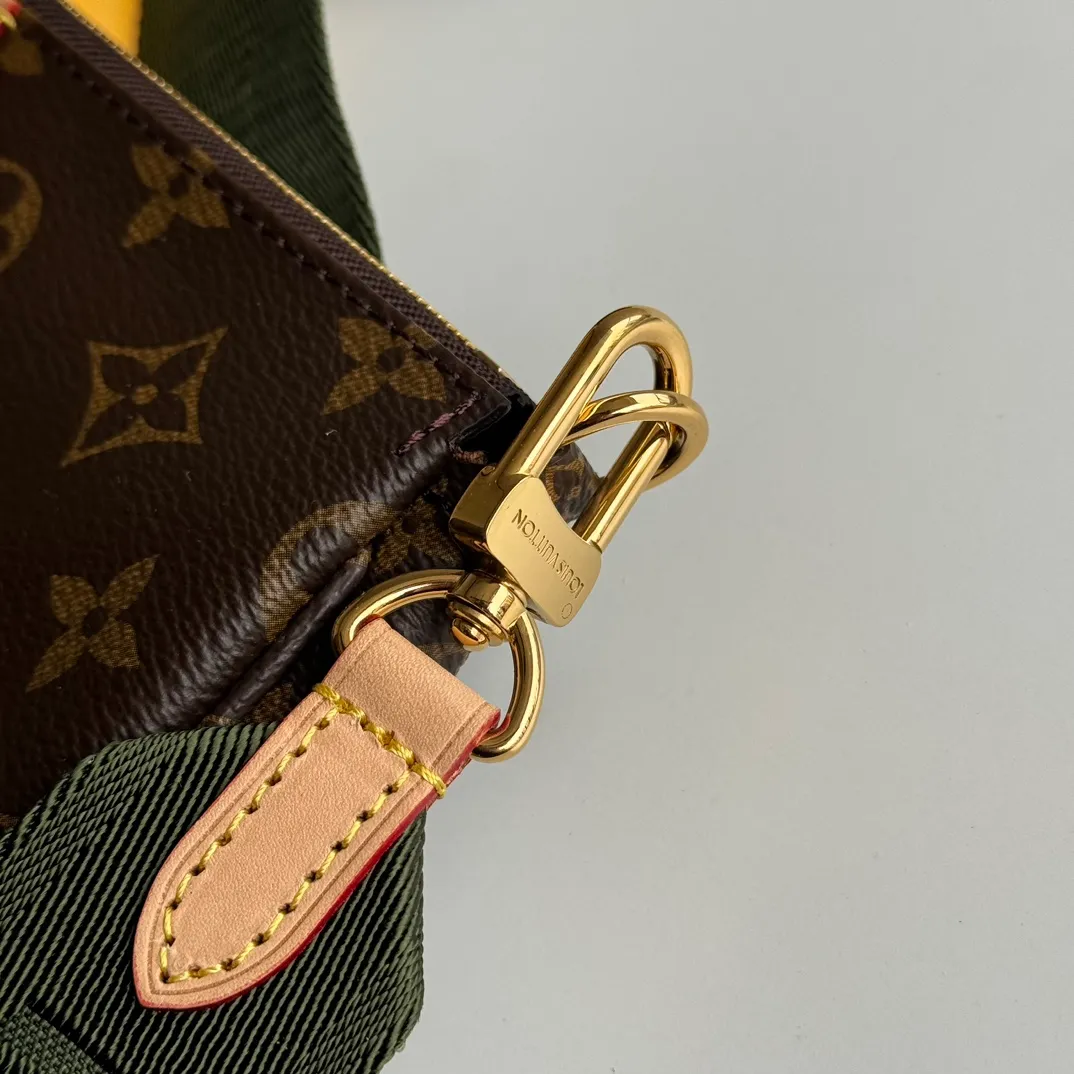 p1660 [Configuration counter MB complete package] 𝙈𝙐𝙇𝙏𝙄 𝙋𝙊𝘾𝙃𝙀𝙏𝙏𝙀 Three-in-one M44813 chip/original leather/all steel hardware Size: 24*13.5*4cm Classic and iconic ✅presbyopia material with discolored leather, multiple compartment design, known as "three-in-one", one bag can be used in multiple ways, and it is also a concave-shaped artifact. The chain can be removed and used as a small bag. We use the raw materials of the original leather, no matter from which angle it reveals a full-screen ZP visual sense!