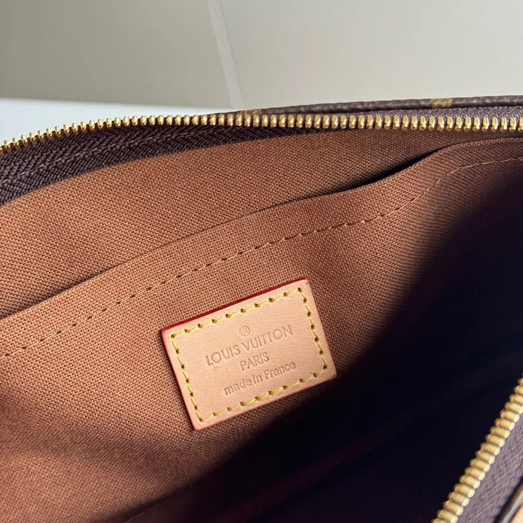 p1660 [Configuration counter MB complete package] 𝙈𝙐𝙇𝙏𝙄 𝙋𝙊𝘾𝙃𝙀𝙏𝙏𝙀 Three-in-one M44813 chip/original leather/all steel hardware Size: 24*13.5*4cm Classic and iconic ✅presbyopia material with discolored leather, multiple compartment design, known as "three-in-one", one bag can be used in multiple ways, and it is also a concave-shaped artifact. The chain can be removed and used as a small bag. We use the raw materials of the original leather, no matter from which angle it reveals a full-screen ZP visual sense!