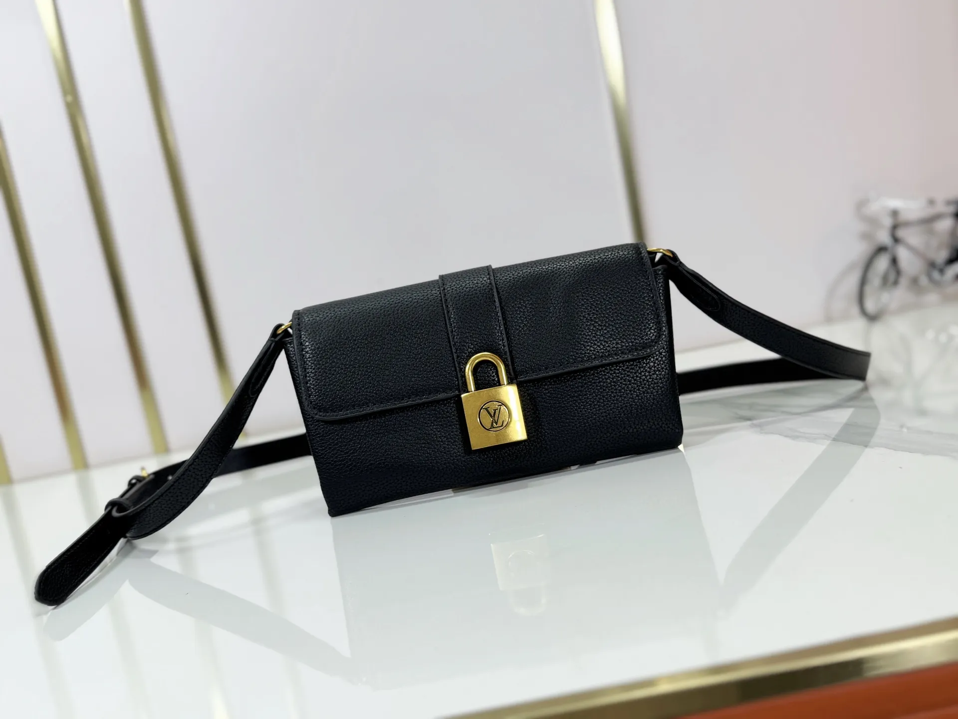 P200 Upgraded Original M12147 This Wallet On Chain handbag is made of soft cow leather, adding a functional option to the Low Key series. The removable zipper bag is cut from Monogram canvas, demonstrating the brand's exquisite craftsmanship. The creative LV lock design ensures safe placement of valuables. Dimensions: 22.0 x 13.0 x 3.5 cm (length x height x width)