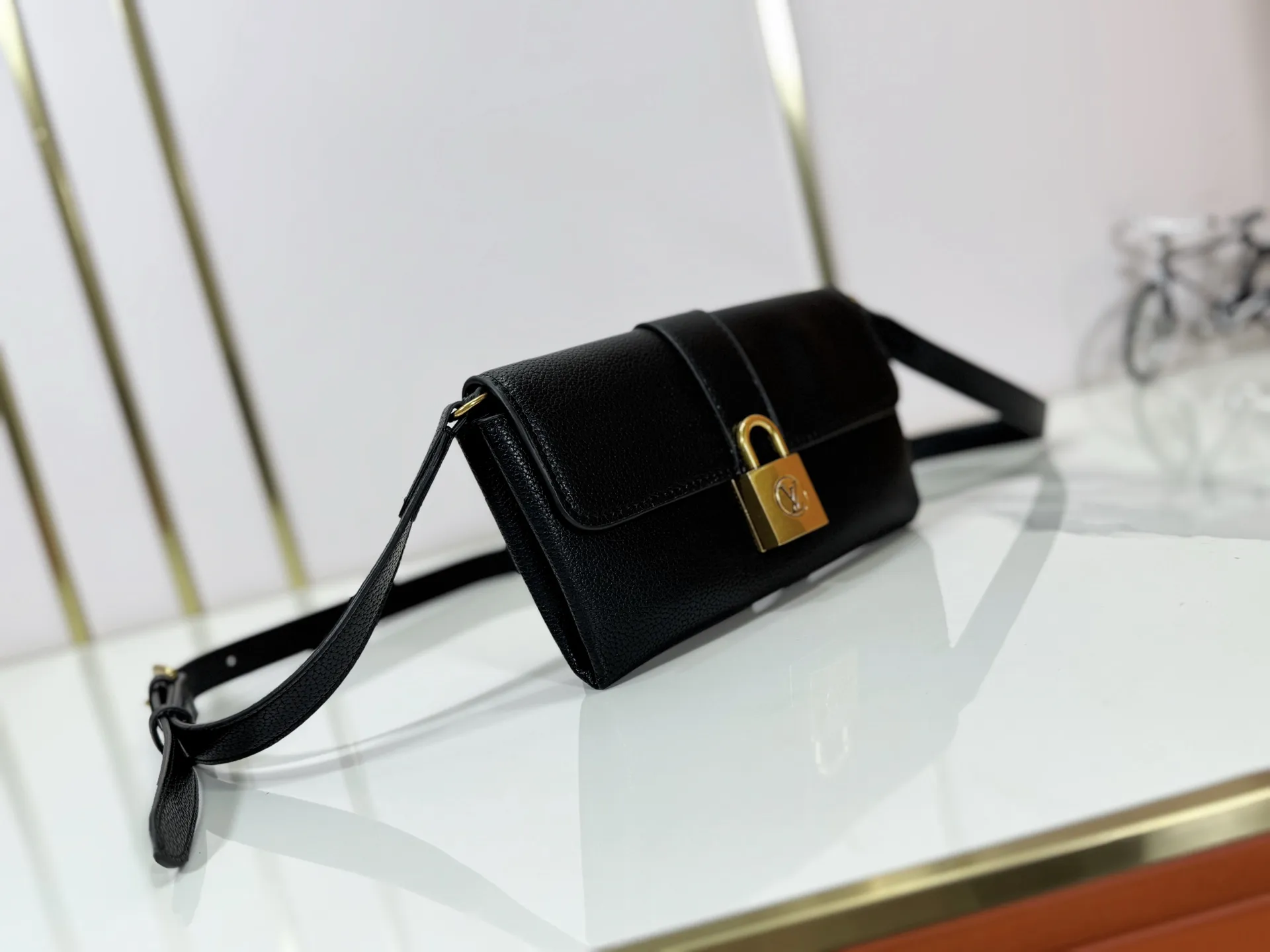 P200 Upgraded Original M12147 This Wallet On Chain handbag is made of soft cow leather, adding a functional option to the Low Key series. The removable zipper bag is cut from Monogram canvas, demonstrating the brand's exquisite craftsmanship. The creative LV lock design ensures safe placement of valuables. Dimensions: 22.0 x 13.0 x 3.5 cm (length x height x width)