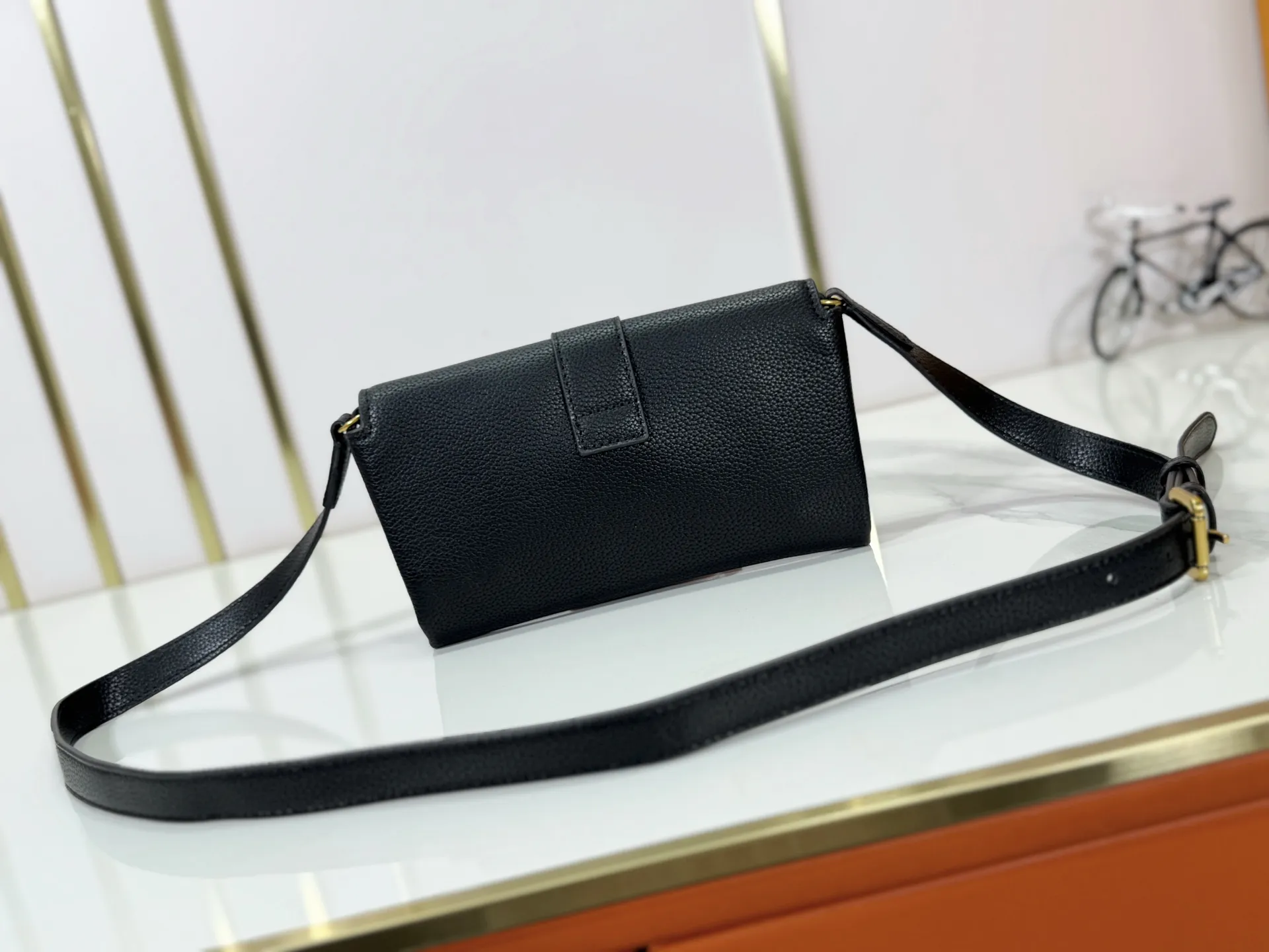 P200 Upgraded Original M12147 This Wallet On Chain handbag is made of soft cow leather, adding a functional option to the Low Key series. The removable zipper bag is cut from Monogram canvas, demonstrating the brand's exquisite craftsmanship. The creative LV lock design ensures safe placement of valuables. Dimensions: 22.0 x 13.0 x 3.5 cm (length x height x width)