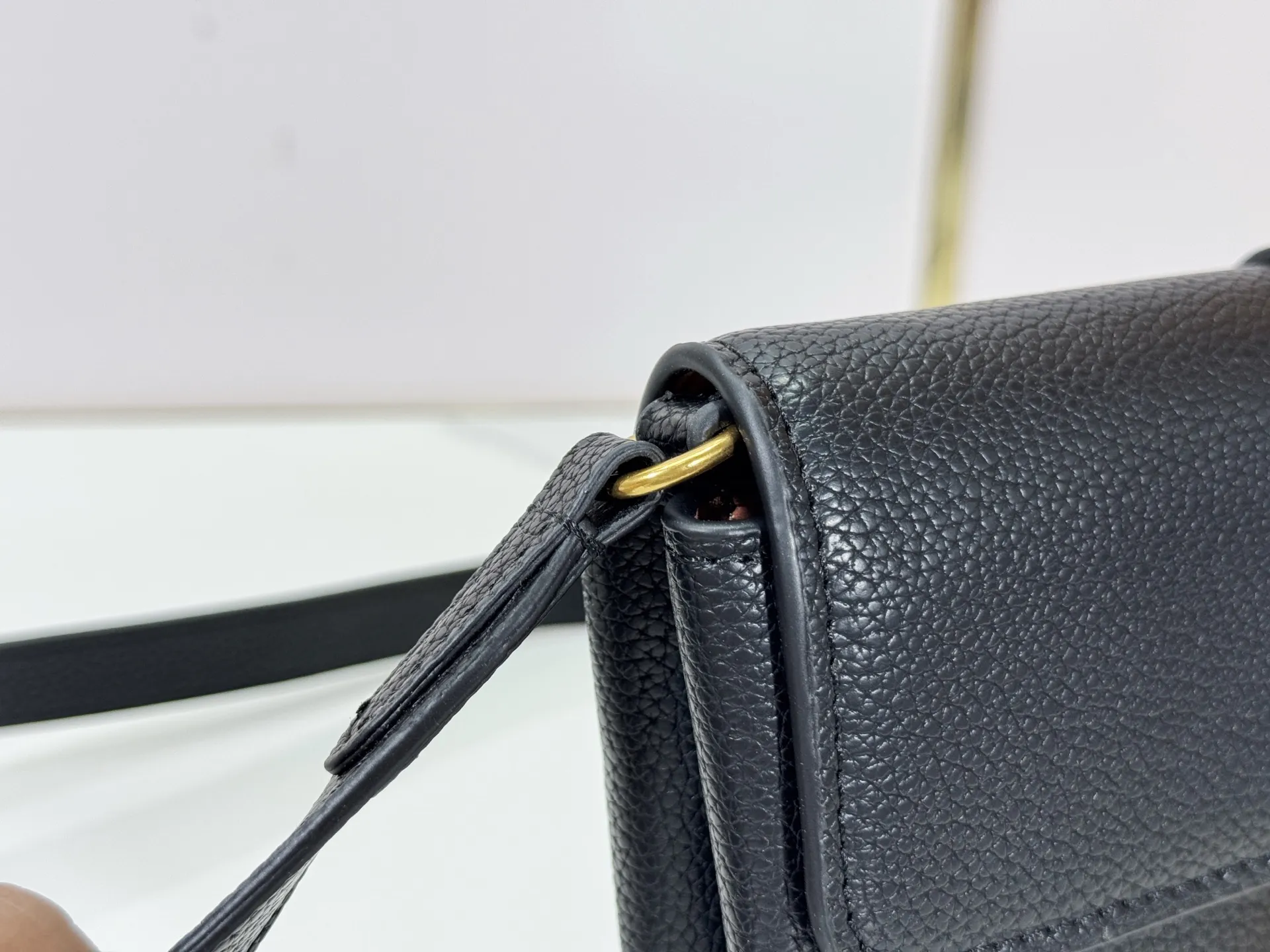P200 Upgraded Original M12147 This Wallet On Chain handbag is made of soft cow leather, adding a functional option to the Low Key series. The removable zipper bag is cut from Monogram canvas, demonstrating the brand's exquisite craftsmanship. The creative LV lock design ensures safe placement of valuables. Dimensions: 22.0 x 13.0 x 3.5 cm (length x height x width)