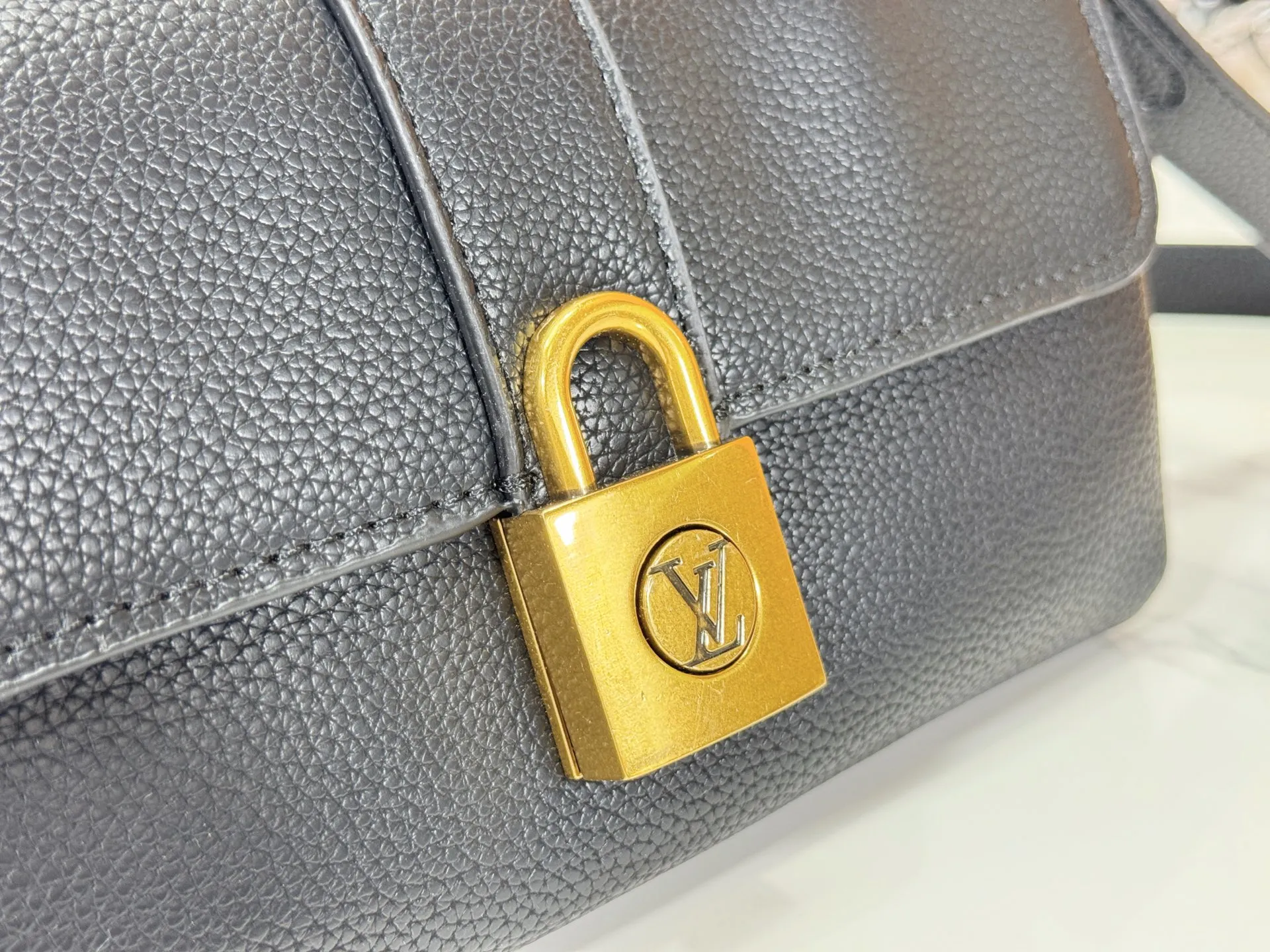 P200 Upgraded Original M12147 This Wallet On Chain handbag is made of soft cow leather, adding a functional option to the Low Key series. The removable zipper bag is cut from Monogram canvas, demonstrating the brand's exquisite craftsmanship. The creative LV lock design ensures safe placement of valuables. Dimensions: 22.0 x 13.0 x 3.5 cm (length x height x width)