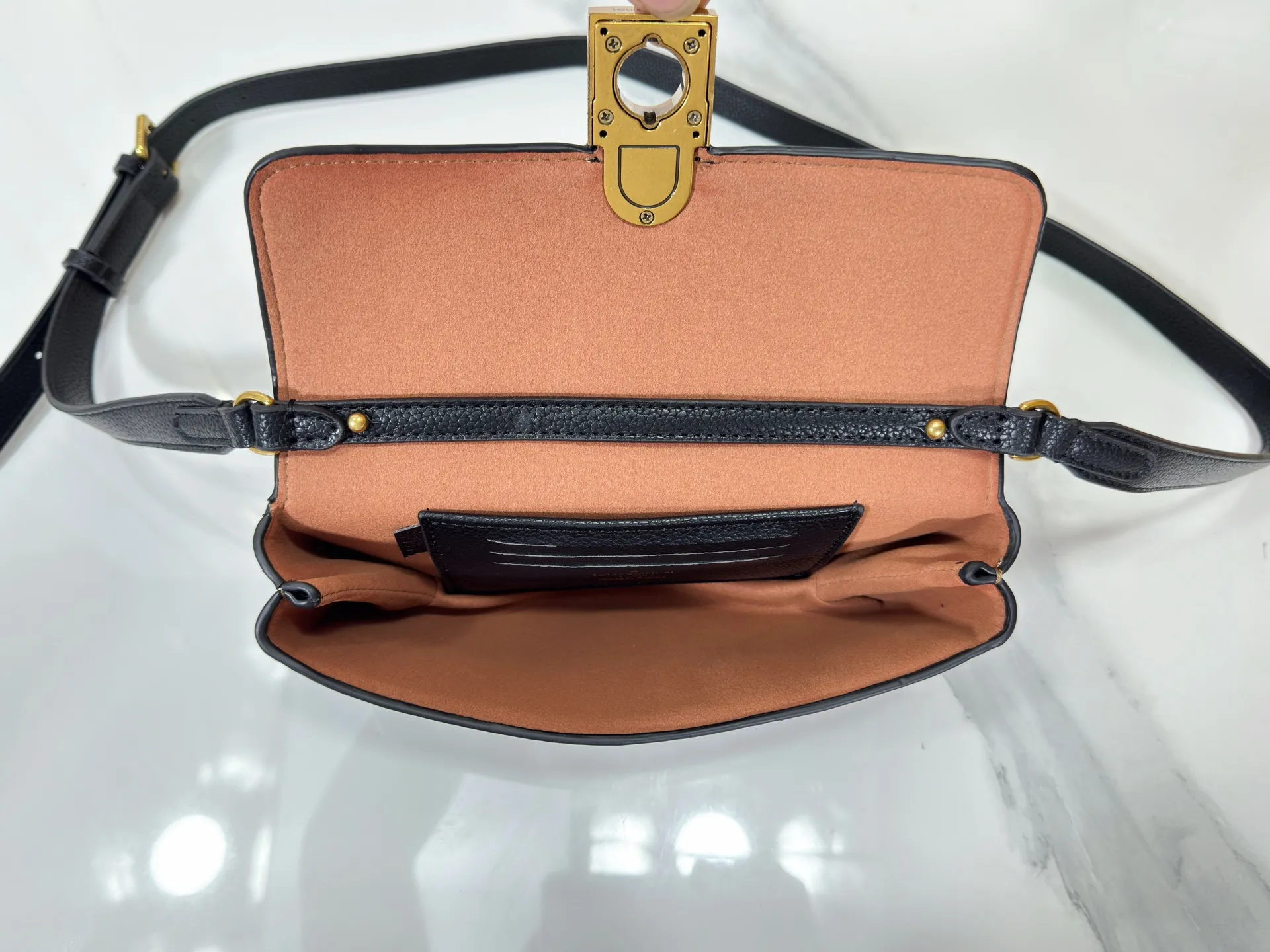 P200 Upgraded Original M12147 This Wallet On Chain handbag is made of soft cow leather, adding a functional option to the Low Key series. The removable zipper bag is cut from Monogram canvas, demonstrating the brand's exquisite craftsmanship. The creative LV lock design ensures safe placement of valuables. Dimensions: 22.0 x 13.0 x 3.5 cm (length x height x width)