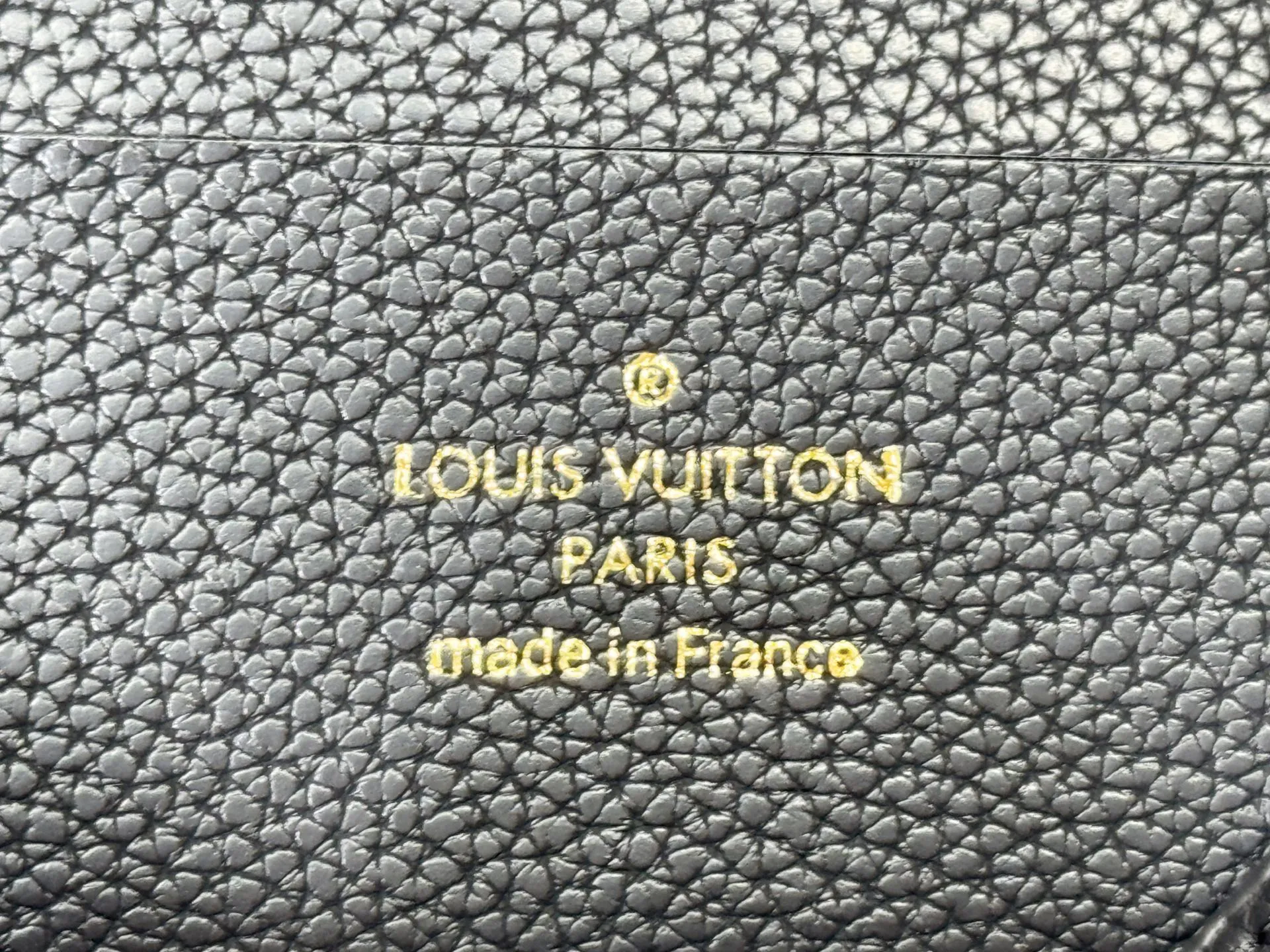 P200 Upgraded Original M12147 This Wallet On Chain handbag is made of soft cow leather, adding a functional option to the Low Key series. The removable zipper bag is cut from Monogram canvas, demonstrating the brand's exquisite craftsmanship. The creative LV lock design ensures safe placement of valuables. Dimensions: 22.0 x 13.0 x 3.5 cm (length x height x width)