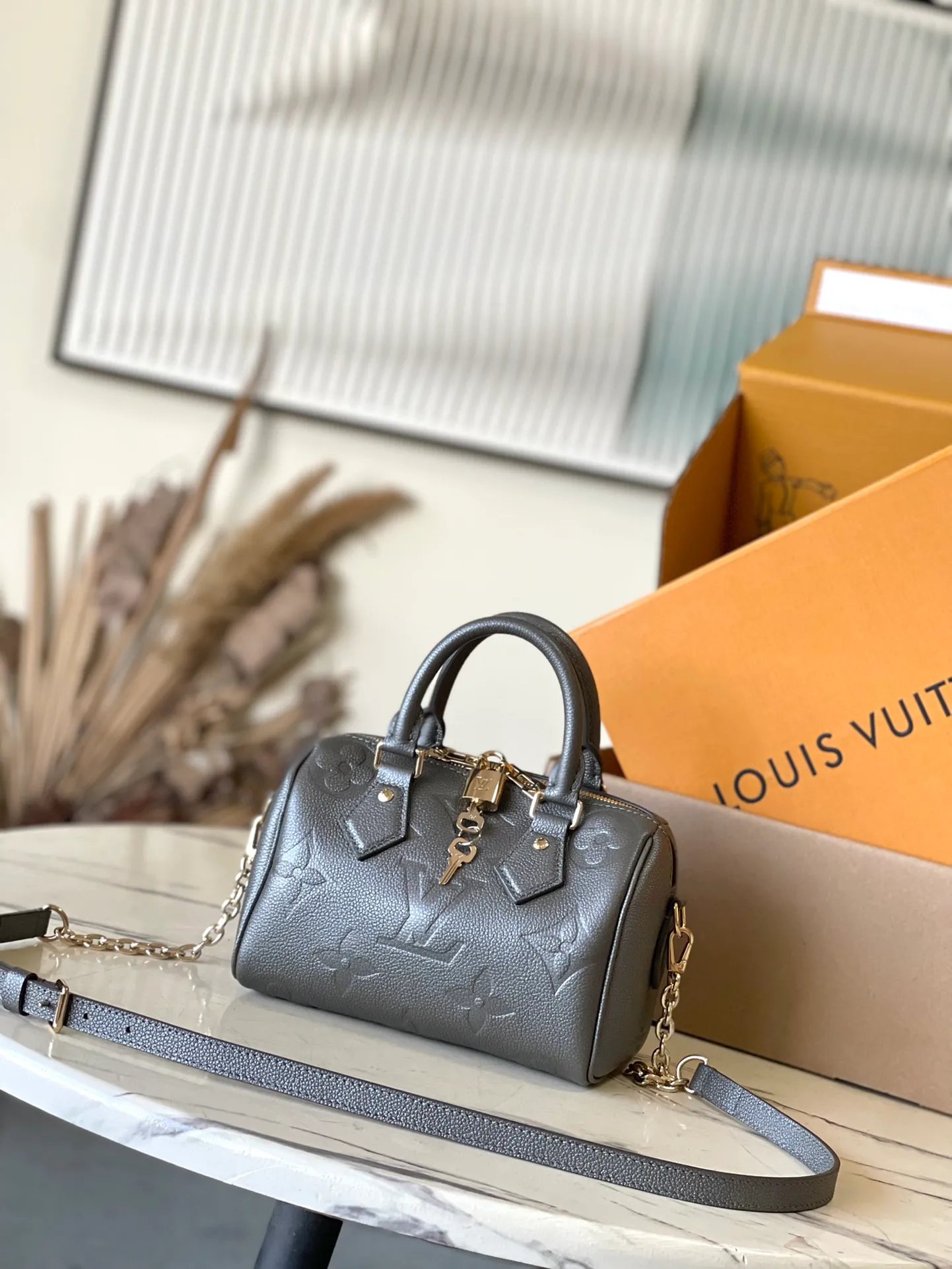 💰960 (top-grain leather) gunmetal color, top-quality original M12013 LVSki series launches the Yingze version of the Speedy Bandouliere 20 handbag, adding eye-catching style to the look outside the ski resort. Monogram Empreinte leather with double zipper closure and LV padlock, it can easily accommodate evening occasions and can be carried by hand or cross-body. Dimensions: 20 × 15 × 12.5 cm