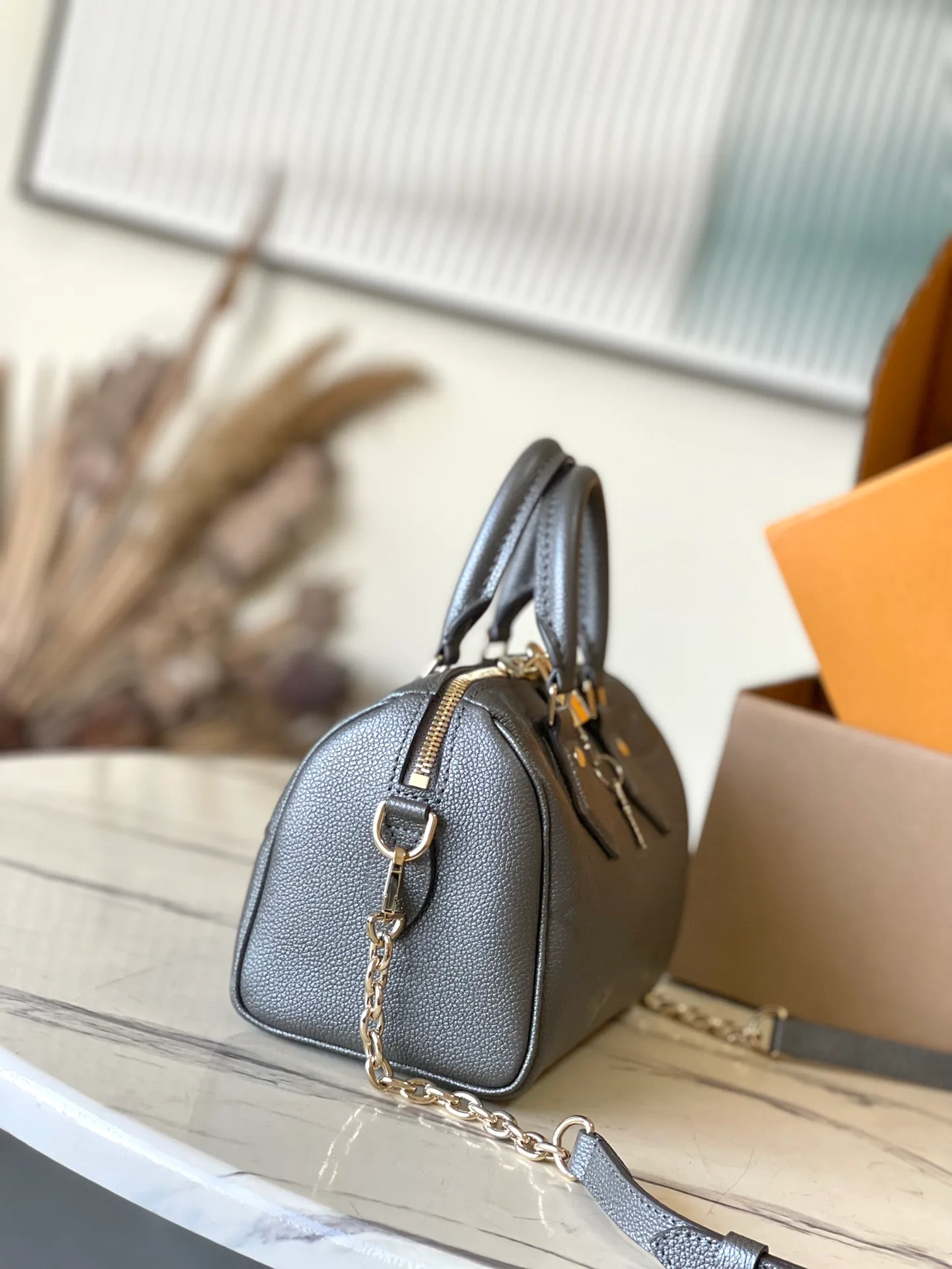 💰960 (top-grain leather) gunmetal color, top-quality original M12013 LVSki series launches the Yingze version of the Speedy Bandouliere 20 handbag, adding eye-catching style to the look outside the ski resort. Monogram Empreinte leather with double zipper closure and LV padlock, it can easily accommodate evening occasions and can be carried by hand or cross-body. Dimensions: 20 × 15 × 12.5 cm