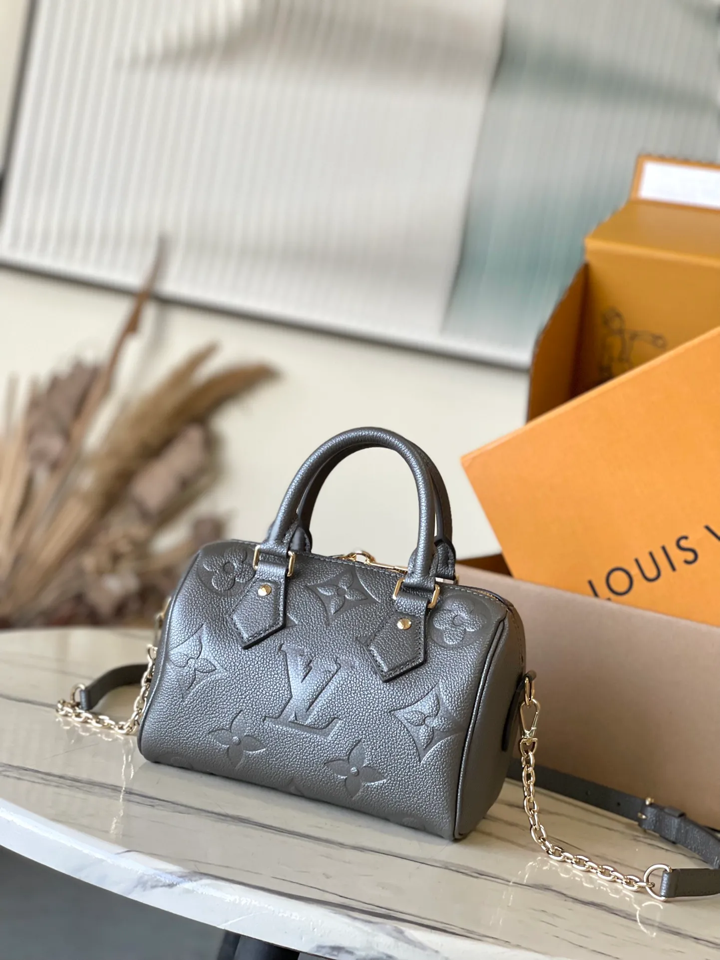 💰960 (top-grain leather) gunmetal color, top-quality original M12013 LVSki series launches the Yingze version of the Speedy Bandouliere 20 handbag, adding eye-catching style to the look outside the ski resort. Monogram Empreinte leather with double zipper closure and LV padlock, it can easily accommodate evening occasions and can be carried by hand or cross-body. Dimensions: 20 × 15 × 12.5 cm