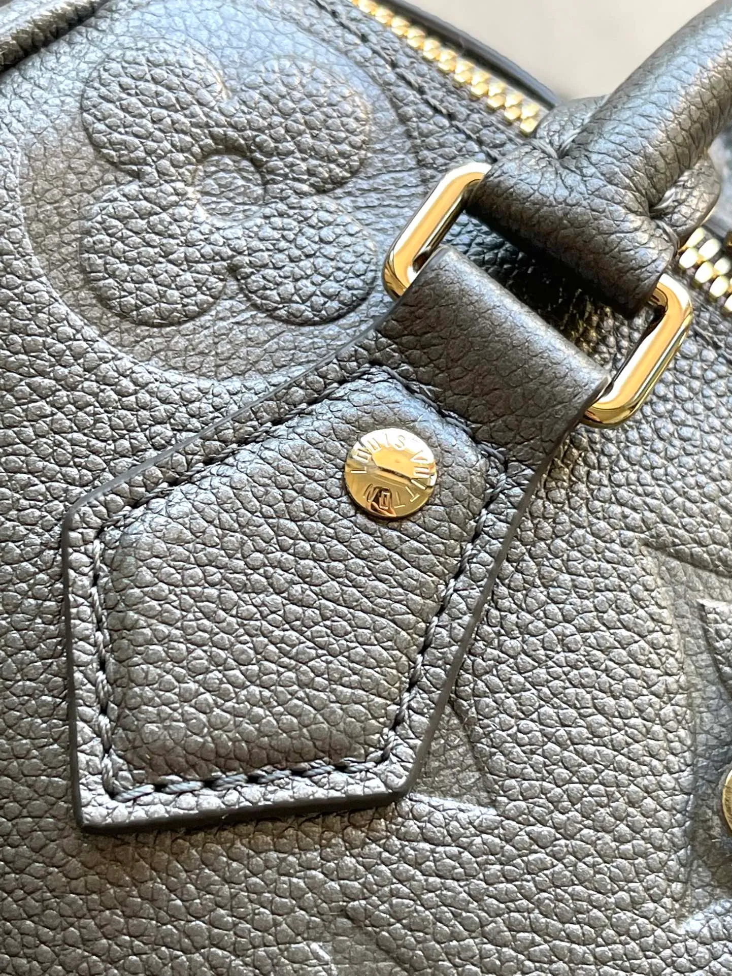 💰960 (top-grain leather) gunmetal color, top-quality original M12013 LVSki series launches the Yingze version of the Speedy Bandouliere 20 handbag, adding eye-catching style to the look outside the ski resort. Monogram Empreinte leather with double zipper closure and LV padlock, it can easily accommodate evening occasions and can be carried by hand or cross-body. Dimensions: 20 × 15 × 12.5 cm