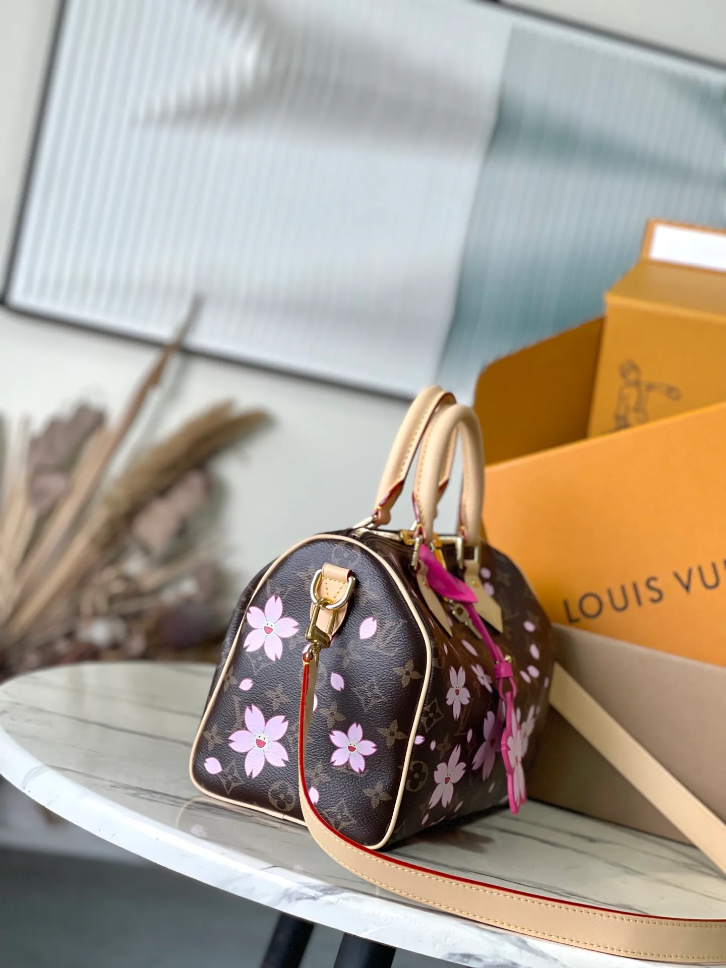 💰1000 Top Original Order M14174 This Speedy Bandouliere 25 handbag comes from the Louis Vuitton×Takashi Murakami replica series. The brand's classic Monogram coating is integrated into Murakami's clever Cherry Blossom pattern, and the same elements are continued to the detachable bag decoration.牛皮革构筑Toron手柄与可拆卸皮革肩带，双拉链和挂锁确保个人物品安全无虞。 Dimensions: 25 × 19 × 15 cm