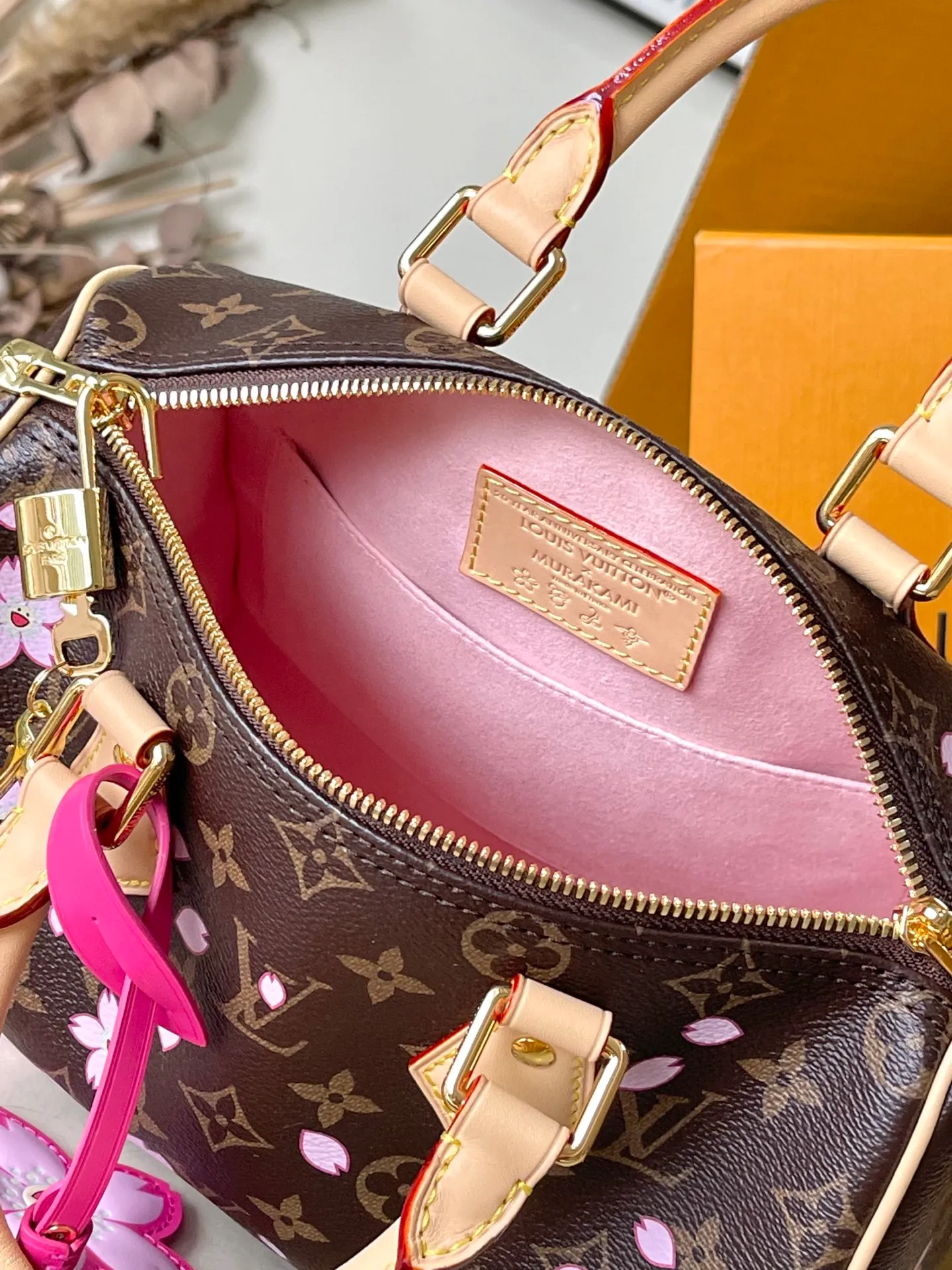 💰1000 Top Original Order M14174 This Speedy Bandouliere 25 handbag comes from the Louis Vuitton×Takashi Murakami replica series. The brand's classic Monogram coating is integrated into Murakami's clever Cherry Blossom pattern, and the same elements are continued to the detachable bag decoration.牛皮革构筑Toron手柄与可拆卸皮革肩带，双拉链和挂锁确保个人物品安全无虞。 Dimensions: 25 × 19 × 15 cm
