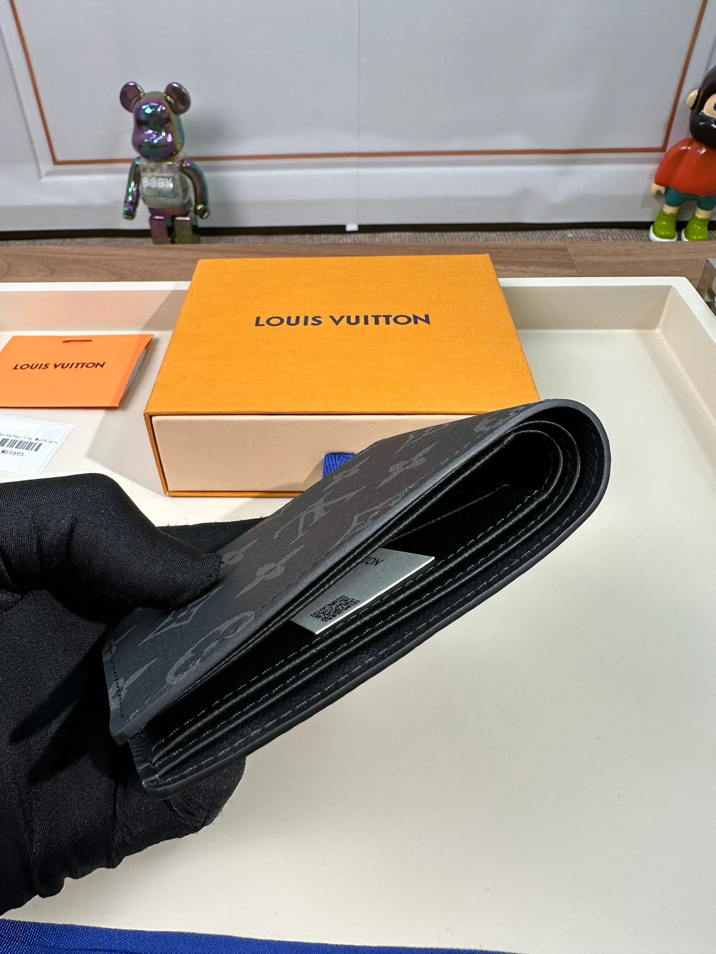 P440 M61695 [Special Authentic] Wallet is made of canvas and has multiple pockets for placing credit cards, banknotes, and invoices. 11.5X9cm