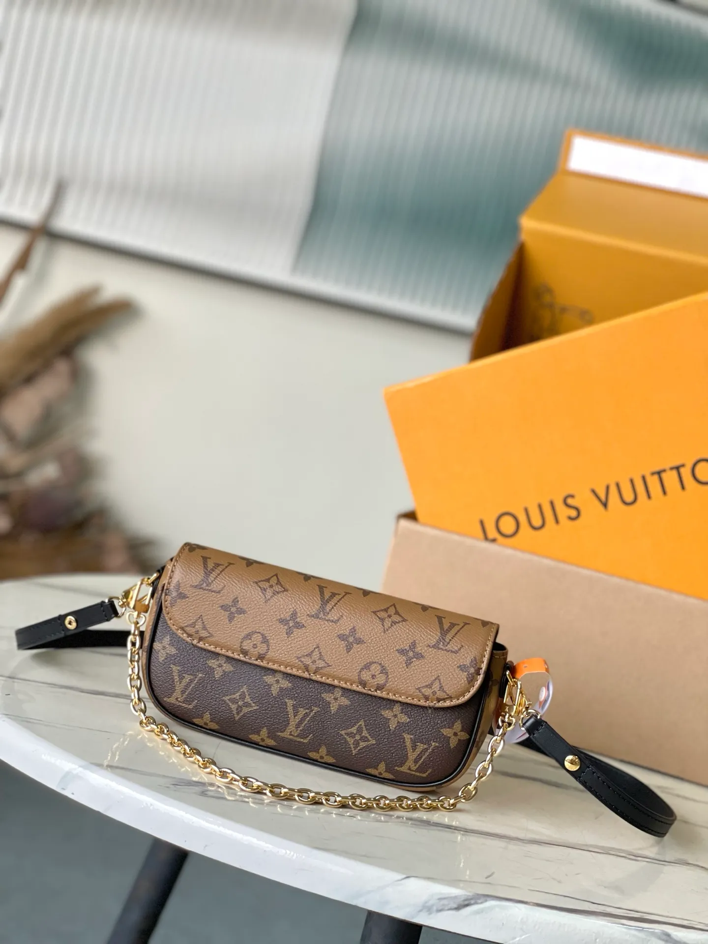 💰640 Top original order M26587 This Wallet On Chain Ivy handbag is made of Monogram Reverse canvas, cleverly showing the directional thinking of the season. The detachable metal chain complements the LV letters, and the neat interior is equipped with patch pockets and card slots to securely store daily needs. Dimensions: 23.5 × 12 × 4.3 cm