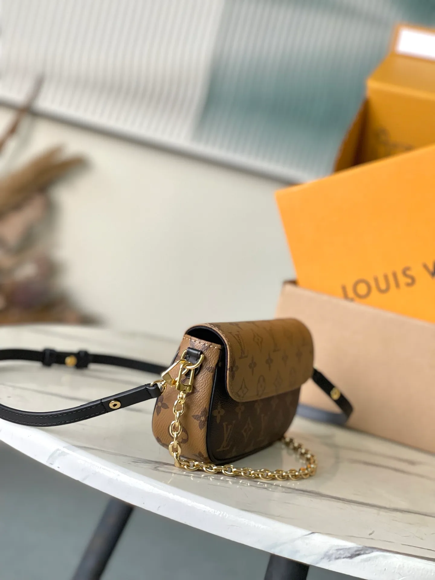 💰640 Top original order M26587 This Wallet On Chain Ivy handbag is made of Monogram Reverse canvas, cleverly showing the directional thinking of the season. The detachable metal chain complements the LV letters, and the neat interior is equipped with patch pockets and card slots to securely store daily needs. Dimensions: 23.5 × 12 × 4.3 cm