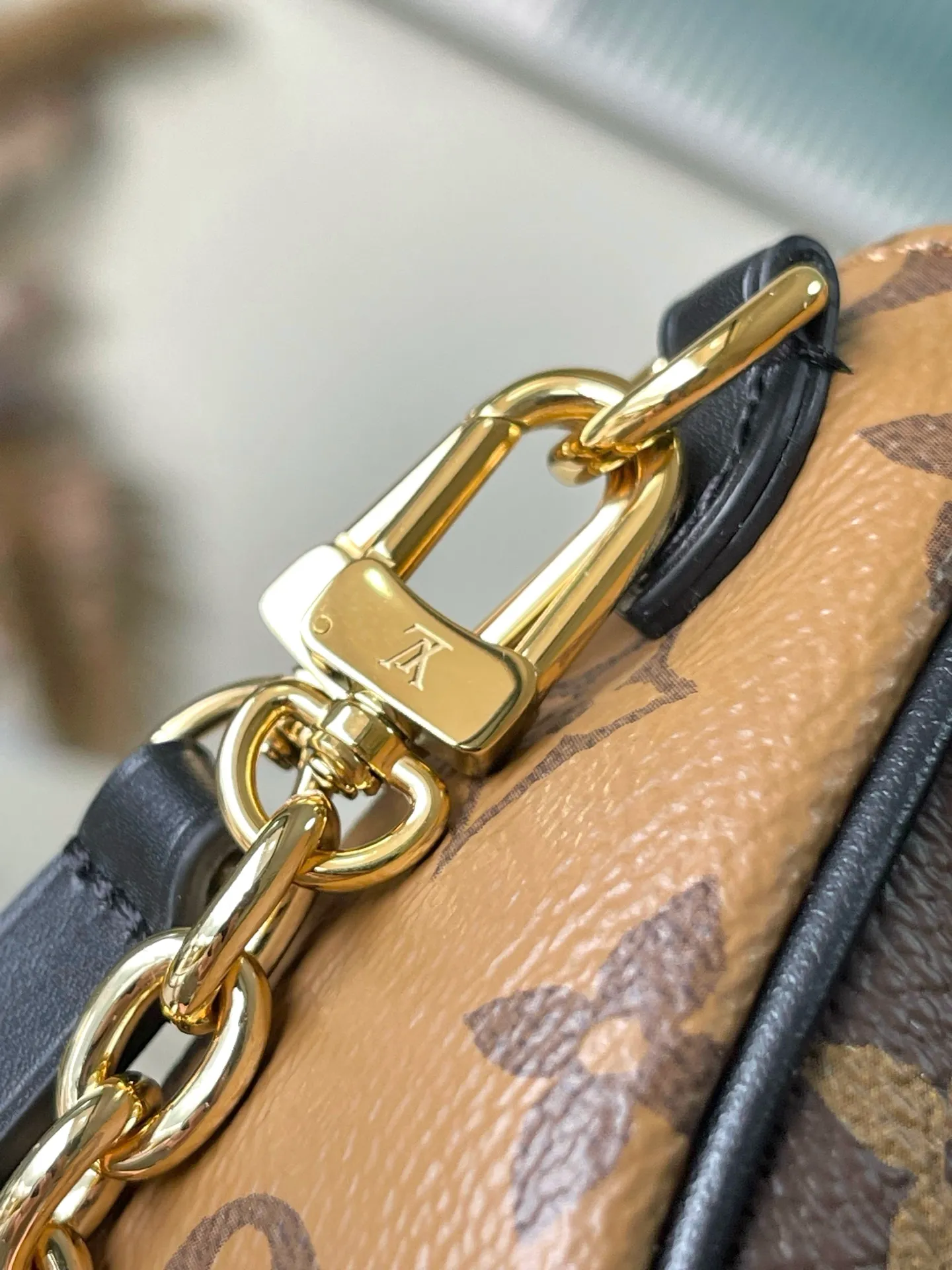 💰640 Top original order M26587 This Wallet On Chain Ivy handbag is made of Monogram Reverse canvas, cleverly showing the directional thinking of the season. The detachable metal chain complements the LV letters, and the neat interior is equipped with patch pockets and card slots to securely store daily needs. Dimensions: 23.5 × 12 × 4.3 cm