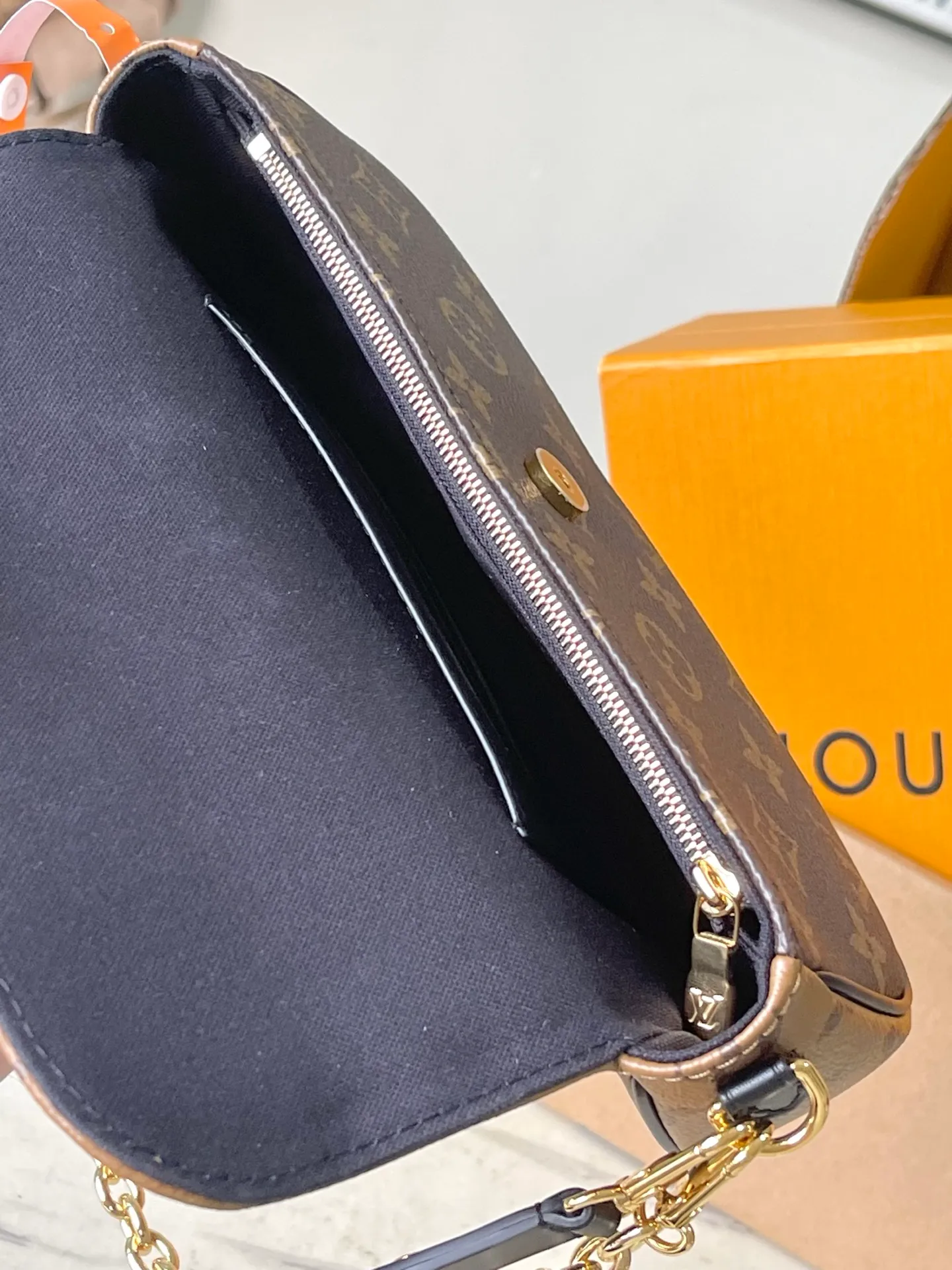 💰640 Top original order M26587 This Wallet On Chain Ivy handbag is made of Monogram Reverse canvas, cleverly showing the directional thinking of the season. The detachable metal chain complements the LV letters, and the neat interior is equipped with patch pockets and card slots to securely store daily needs. Dimensions: 23.5 × 12 × 4.3 cm