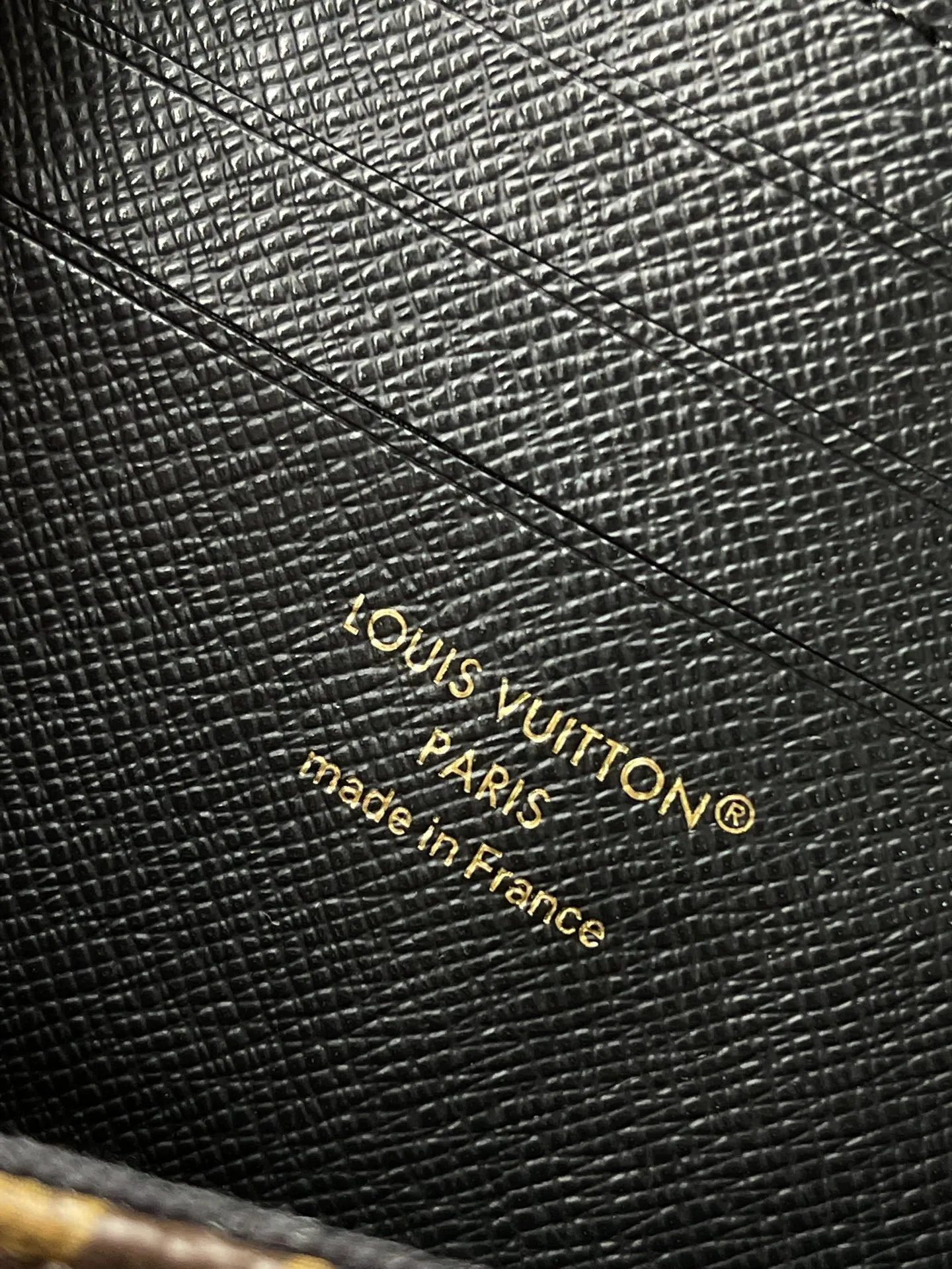💰640 Top original order M26587 This Wallet On Chain Ivy handbag is made of Monogram Reverse canvas, cleverly showing the directional thinking of the season. The detachable metal chain complements the LV letters, and the neat interior is equipped with patch pockets and card slots to securely store daily needs. Dimensions: 23.5 × 12 × 4.3 cm