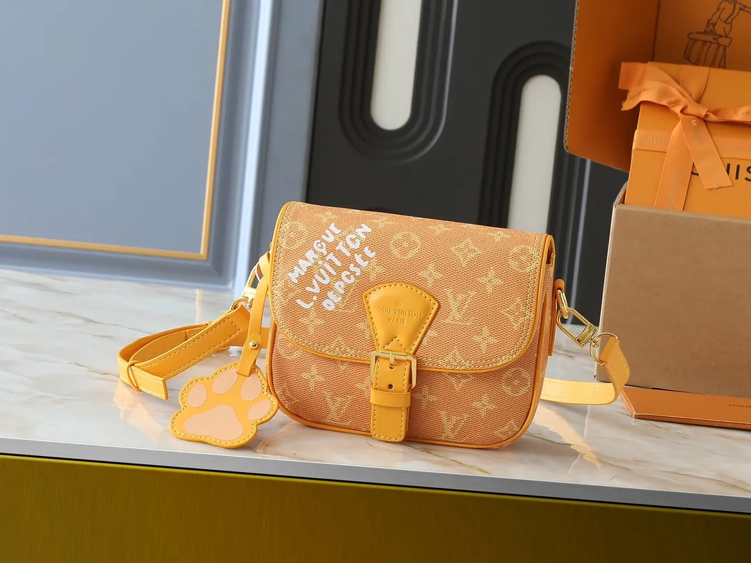 💰260💰Upgraded from the original M12694 yellow N00147 checkerboard Montsouris small messenger bag with Monogram Macassar to create ample space, making it a perfect choice for daily travel. The retro structure and leather shoulder strap can also be easily worn in formal occasions. Dimensions: 20 x 17 x 7 cm (length x height x width)
