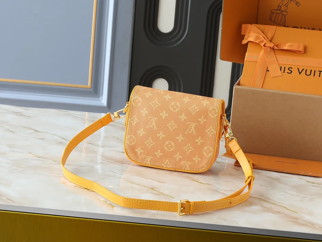 💰260💰Upgraded from the original M12694 yellow N00147 checkerboard Montsouris small messenger bag with Monogram Macassar to create ample space, making it a perfect choice for daily travel. The retro structure and leather shoulder strap can also be easily worn in formal occasions. Dimensions: 20 x 17 x 7 cm (length x height x width)