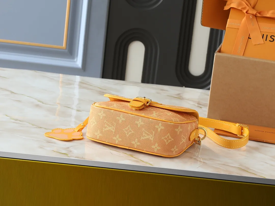 💰260💰Upgraded from the original M12694 yellow N00147 checkerboard Montsouris small messenger bag with Monogram Macassar to create ample space, making it a perfect choice for daily travel. The retro structure and leather shoulder strap can also be easily worn in formal occasions. Dimensions: 20 x 17 x 7 cm (length x height x width)