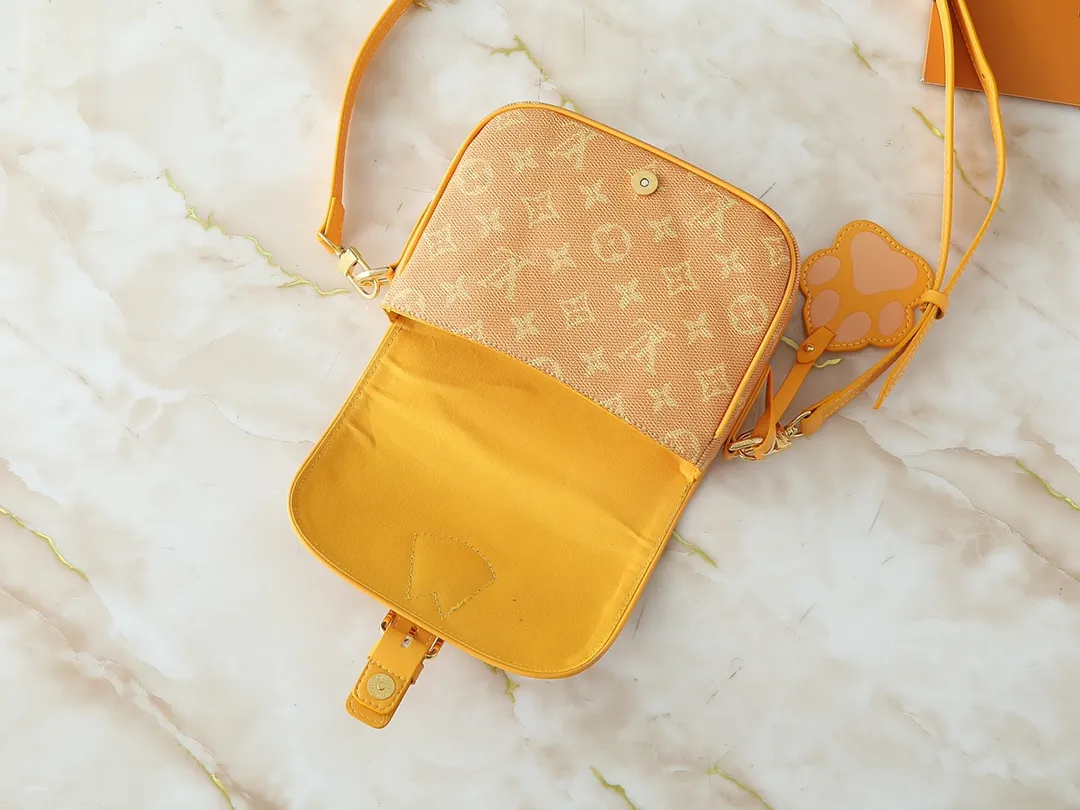 💰260💰Upgraded from the original M12694 yellow N00147 checkerboard Montsouris small messenger bag with Monogram Macassar to create ample space, making it a perfect choice for daily travel. The retro structure and leather shoulder strap can also be easily worn in formal occasions. Dimensions: 20 x 17 x 7 cm (length x height x width)
