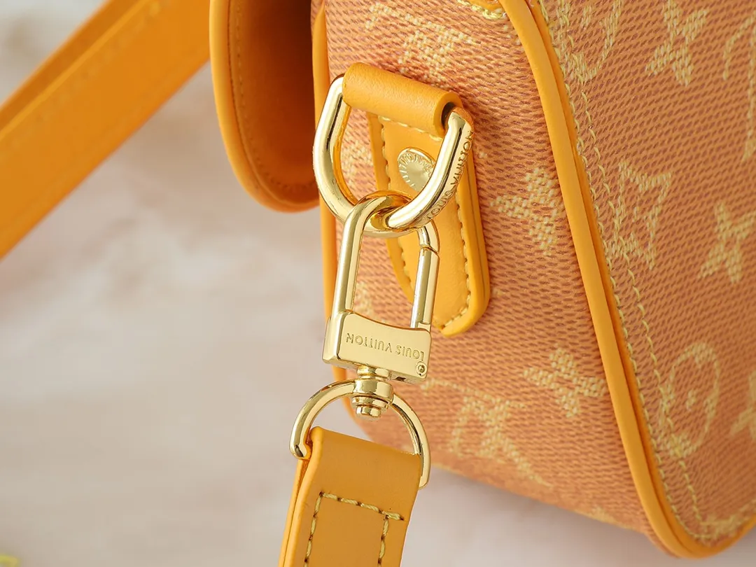💰260💰Upgraded from the original M12694 yellow N00147 checkerboard Montsouris small messenger bag with Monogram Macassar to create ample space, making it a perfect choice for daily travel. The retro structure and leather shoulder strap can also be easily worn in formal occasions. Dimensions: 20 x 17 x 7 cm (length x height x width)