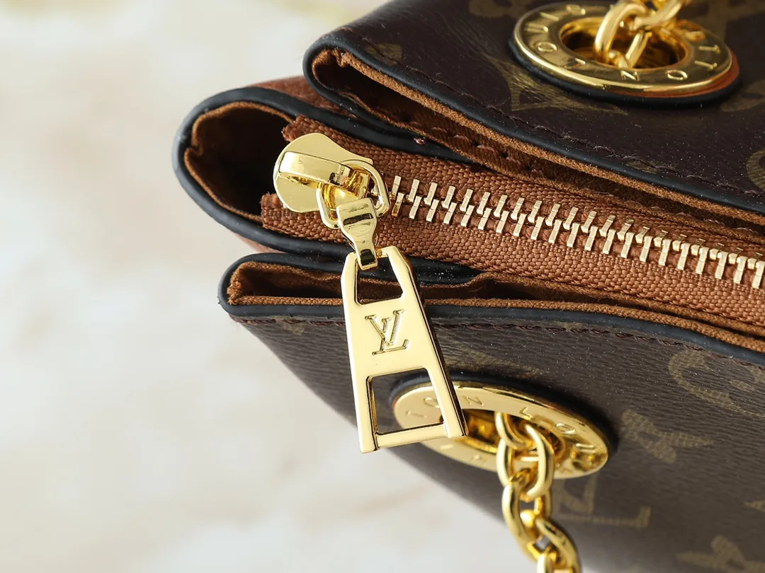 💰260💰Upgraded from the original M43775 M43776 M43777 M43750 This SURENE BB handbag Louis Vuitton's new Surene BB handbag is made of Monogram canvas and grained calfskin, and is equipped with a gold sliding bag chain. Gold metal trim and eye-catching leather trim make it more neat and fashionable. Lightweight, practical, comfortable to carry, easy to match, ideal for fashionable and casual looks. Dimensions: 24.0x 17.0x 11.0 cm