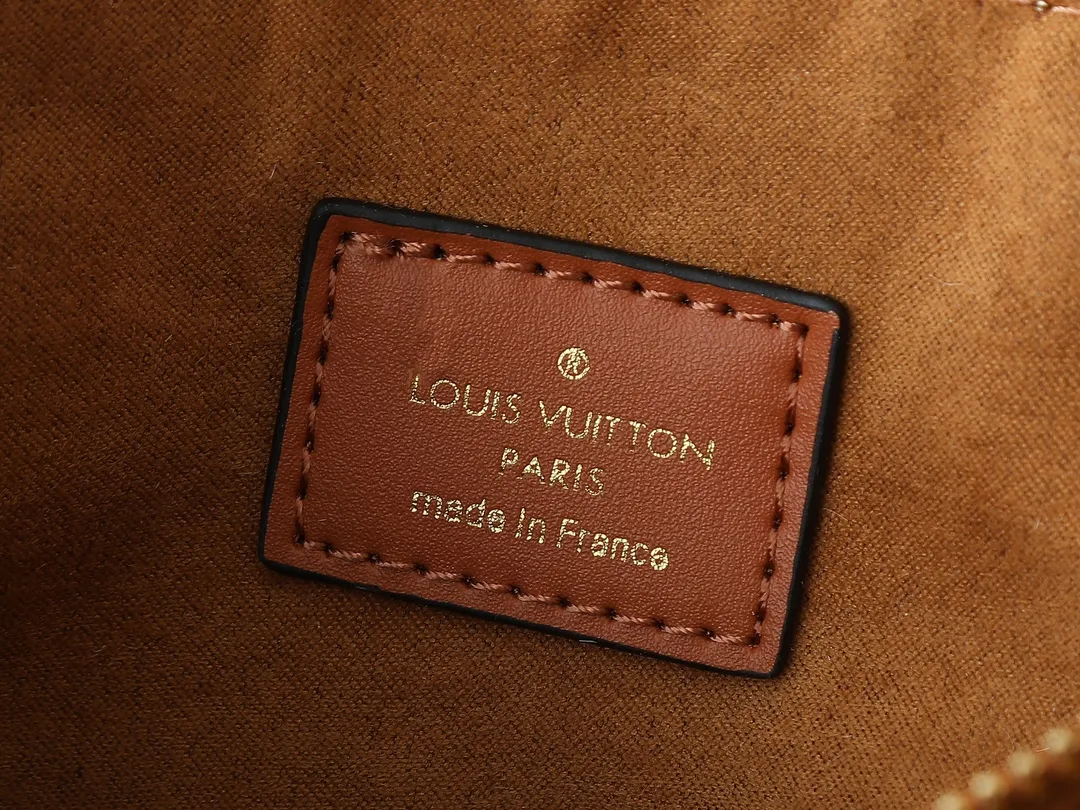 💰260💰Upgraded from the original M43775 M43776 M43777 M43750 This SURENE BB handbag Louis Vuitton's new Surene BB handbag is made of Monogram canvas and grained calfskin, and is equipped with a gold sliding bag chain. Gold metal trim and eye-catching leather trim make it more neat and fashionable. Lightweight, practical, comfortable to carry, easy to match, ideal for fashionable and casual looks. Dimensions: 24.0x 17.0x 11.0 cm