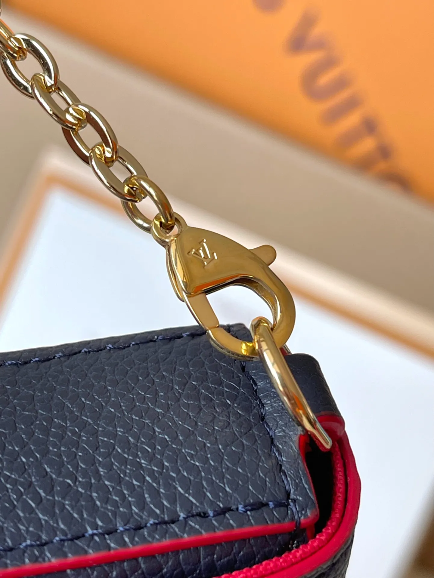 💰740 (top layer leather) top original order M64099 navy blue. Support counter inspection. Photos taken of duty-free goods are consistent with the product without unpacking. This product is an exclusive duty-free product in the market and is the highest-end product. Inspection is supported. This product has passed strict inspection and is flawless. Please wear gloves when touching the product. This product is not returnable or exchangeable. Please confirm the product first and then remove the label on the handle. This product is temporarily not open to the public, only regular customers, and is in short supply. Dimensions: 25 x 14.5 x 4.5 cm