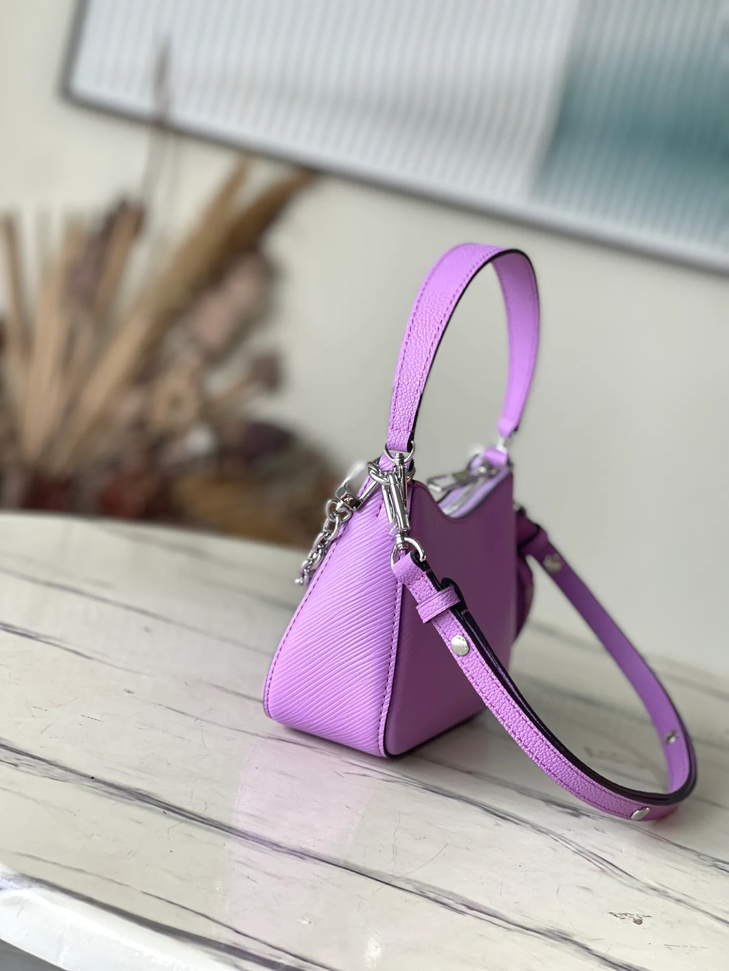 💰1300 (top layer leather) top original order M20998 The purple Marellini handbag uses the iconic Epi leather, integrating the smart elements of the Marelle handbag into a more compact configuration. The round coin purse can be removed at will and fixed to the bag's mirror-studded front patch pocket via a chain. Dimensions: 19×13.5×6.5 cm