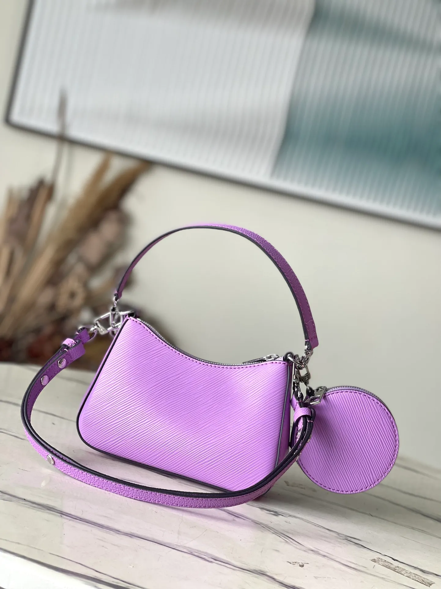 💰1300 (top layer leather) top original order M20998 The purple Marellini handbag uses the iconic Epi leather, integrating the smart elements of the Marelle handbag into a more compact configuration. The round coin purse can be removed at will and fixed to the bag's mirror-studded front patch pocket via a chain. Dimensions: 19×13.5×6.5 cm
