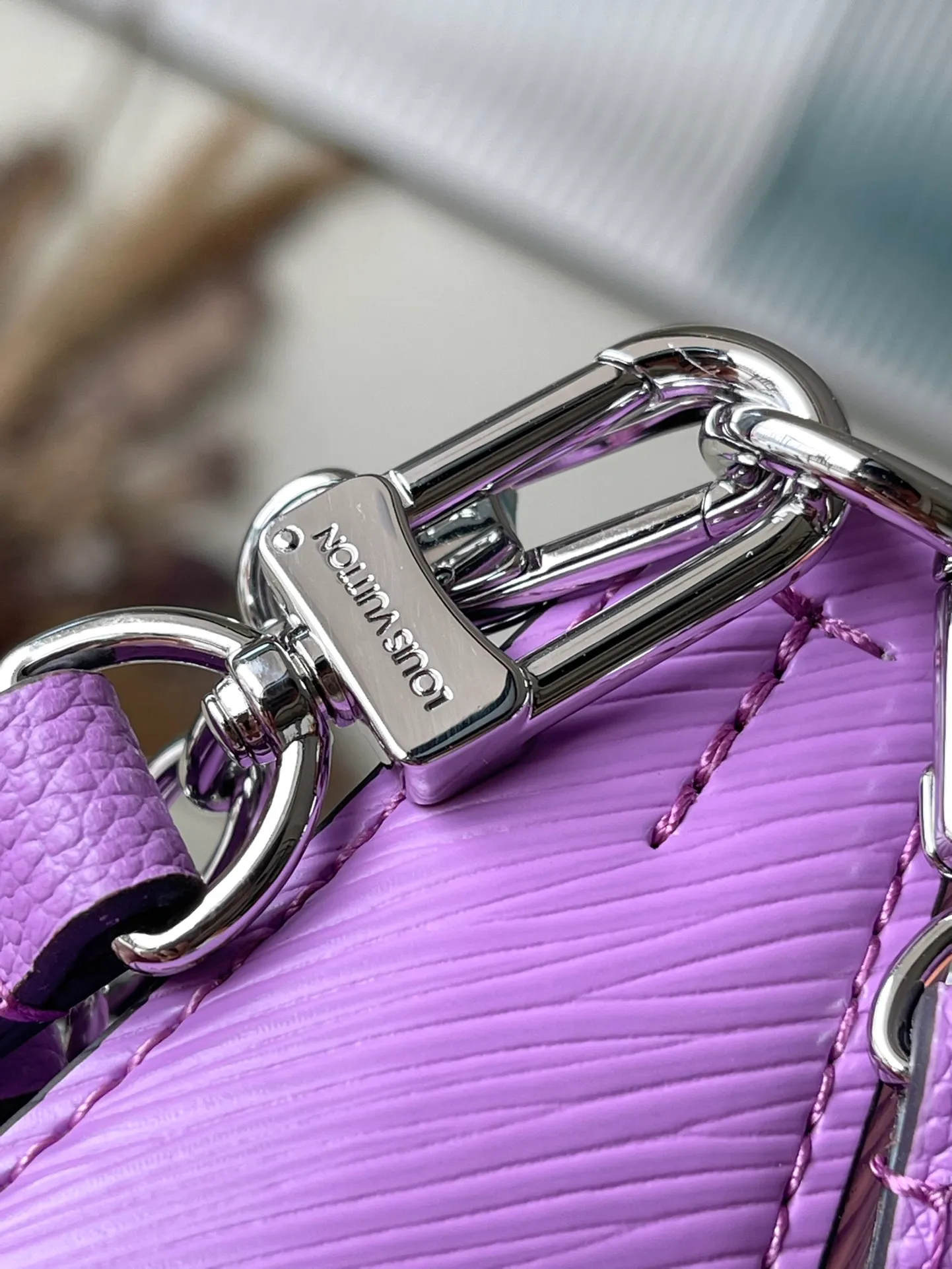 💰1300 (top layer leather) top original order M20998 The purple Marellini handbag uses the iconic Epi leather, integrating the smart elements of the Marelle handbag into a more compact configuration. The round coin purse can be removed at will and fixed to the bag's mirror-studded front patch pocket via a chain. Dimensions: 19×13.5×6.5 cm