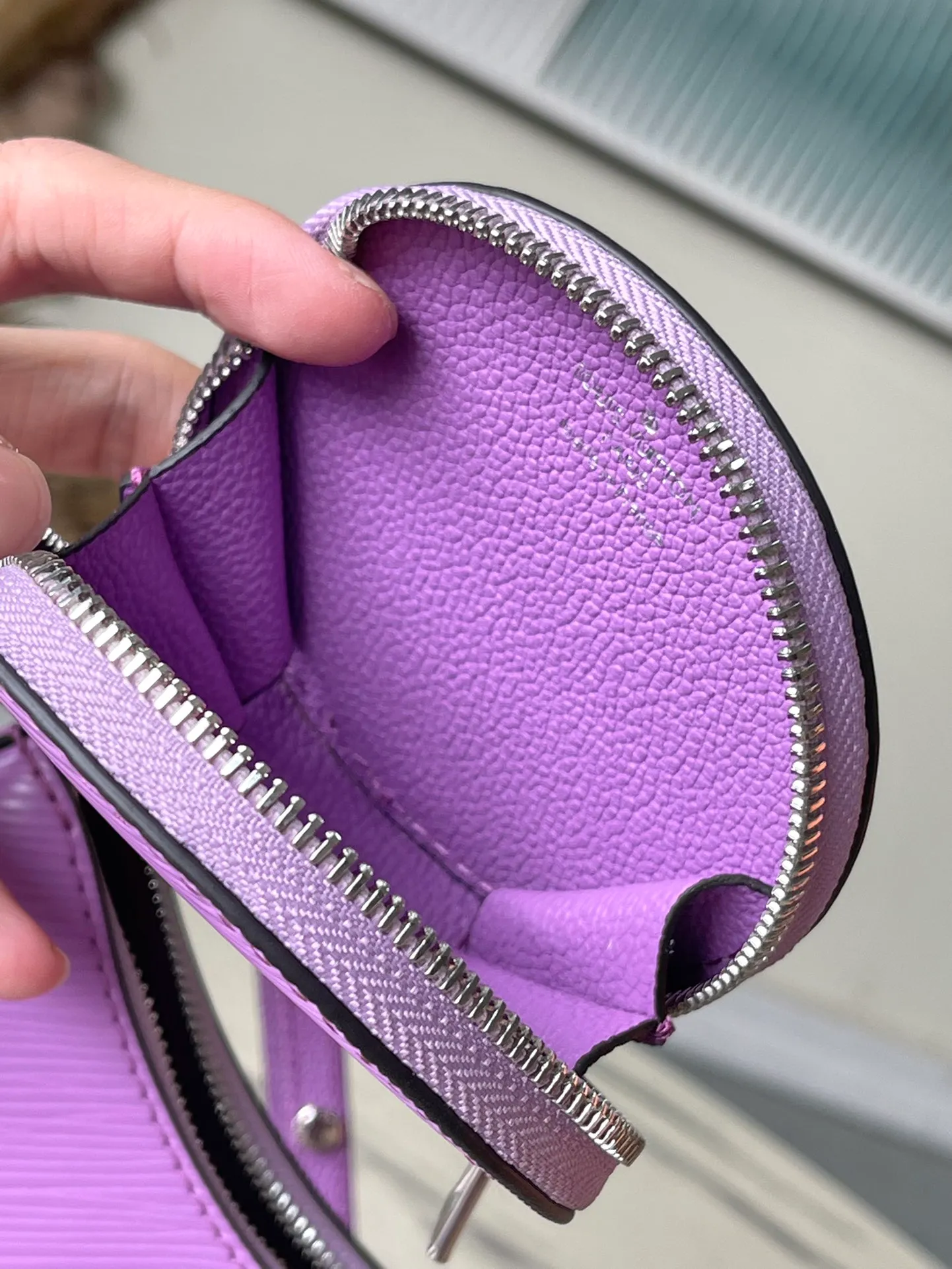 💰1300 (top layer leather) top original order M20998 The purple Marellini handbag uses the iconic Epi leather, integrating the smart elements of the Marelle handbag into a more compact configuration. The round coin purse can be removed at will and fixed to the bag's mirror-studded front patch pocket via a chain. Dimensions: 19×13.5×6.5 cm